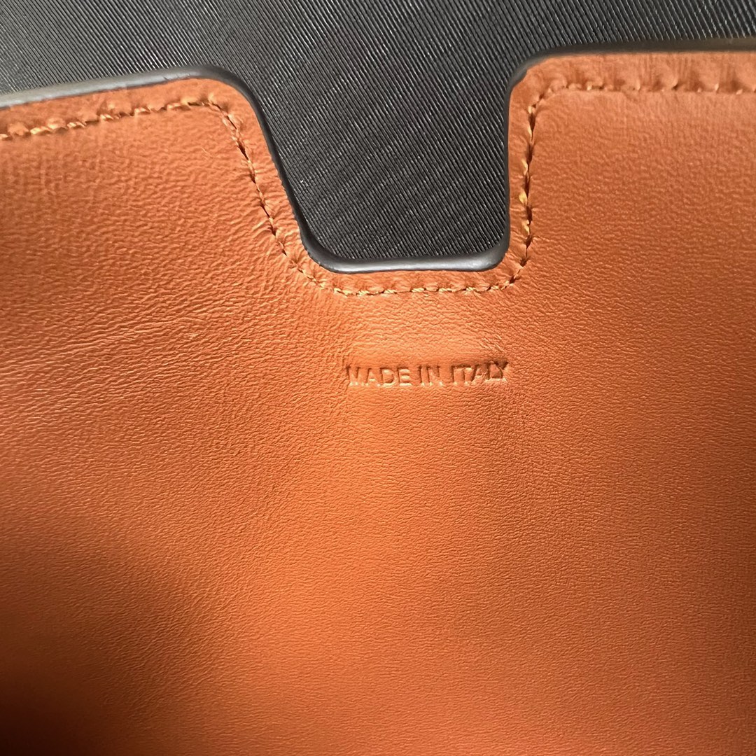 新品Mini16小挎包，这次区别于之前的平纹皮，采用的是耐糙的荔枝纹皮，更显质感，别看小巧，但是容量可人