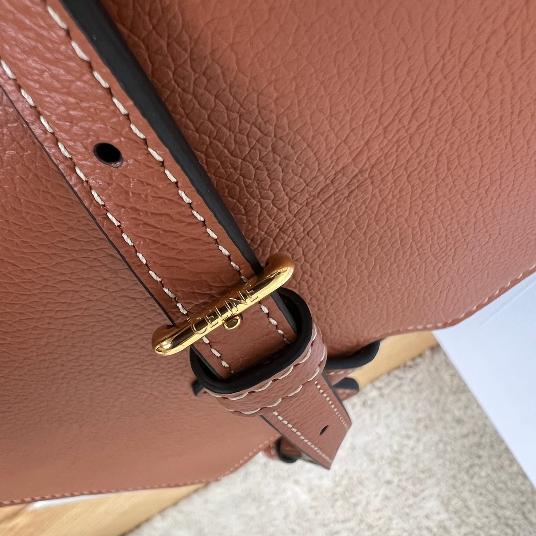 新品Mini16小挎包，这次区别于之前的平纹皮，采用的是耐糙的荔枝纹皮，更显质感，别看小巧，但是容量可人