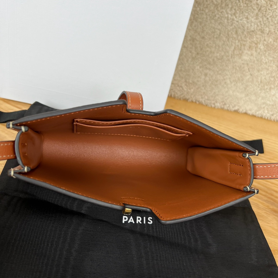 新品Mini16小挎包，这次区别于之前的平纹皮，采用的是耐糙的荔枝纹皮，更显质感，别看小巧，但是容量可人