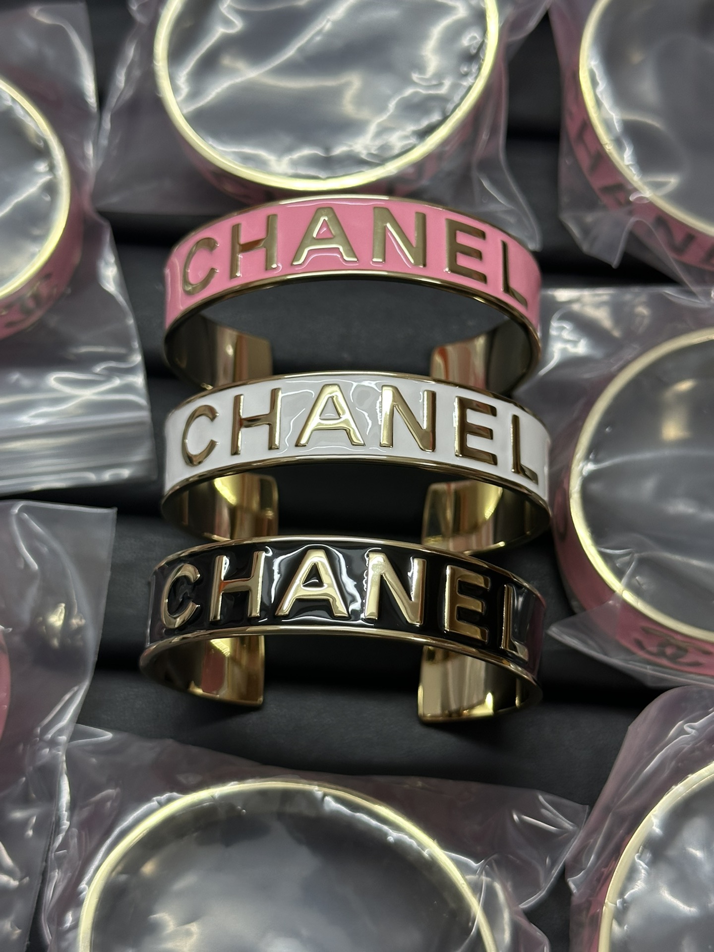 NO:103810,Xiaoxiang high-version letter oil-drop bracelet three colors pink white black, Chanel bracelet, chanel, bracelet19860909小香高版字母滴油大手镯 三色 粉色 白色 黑色,香奈儿手镯,chanel,bracelet,Jewelry
