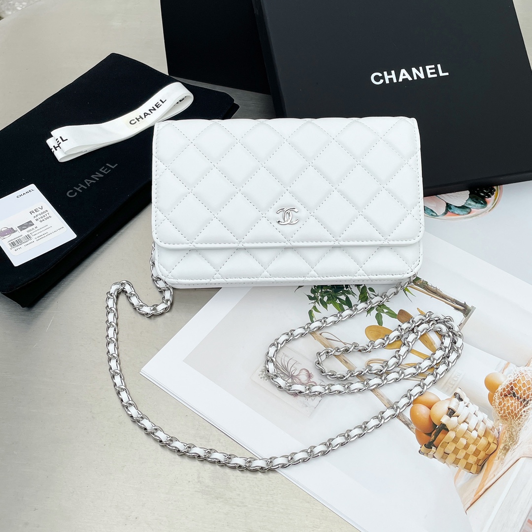 NO:181926,Grandma Xiang 19 upgraded Woc fortune bag. Woc fortune bag can be said to be the most classic and representative bag in Grandma's family. No matter how many years it has gone through, it will still not be outdated and has won countless fans. It is still a favorite choice for many fans. The upgraded Woc continues the original appearance design. Of course, if the appearance is changed, it can only be called WOD. The original closing snap button is changed to magnetic button, avoiding the embarrassment of not being able to be fastened. The zipper puller is updated to all metal, and the metal texture and Woc style are more suitable. Others have no changes. Model A0J00120 size: 12/19.5/4cm, CHANEL, chanel19860909香奶奶19年升级版woc发财包,woc发财包可以说是奶奶家最经典最有代表性的一款包包一点也不夸张,不论经历多少年,依旧不会过时,斩获粉丝无数,到现在依然还是很多香粉的大爱之选.升级版的woc延续了原来的外形设计,当然,外观改了的话就只能叫wod了原来的闭合方式按扣改成磁扣,避免了有时候扣不上的尴尬,拉链的拉头更新成全金属,金属质感和woc风格更配哦其他的就没什么变化啦 型号A0J00120 size:12/19.5/4cm,CHANEL,chanel,Bag