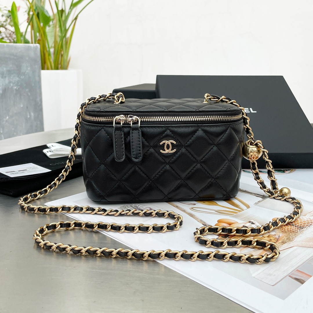 NO:181909,Xiangjia Golden Ball Series Chain Makeup Bag, the annual brand cute must be her, so that the young lady can be upgraded cutely. The annual main golden ball design allows the chain to be adjusted at will, adapting to young ladies of different heights, no need to worry about the long chain!  Xiaohongshu is very popular, please pull the weeds quickly. Model A3 0 J00300 Reference size: 16×10×8cm, Chanel wallet, chanel, chanel, wallets, cosmetic bags & cases19860909香家金球系列链条化妆包,年度品牌可爱当担非她莫属,让小姐姐可爱升级萌萌哒年度主打的金球设计让链条可随意调节,适应不同身高的小姐姐,不用再为链条太长烦恼！小红书种草大热,赶紧拔草吧 型号A3 0 J00300 参考尺寸:16×10×8cm,香奈儿钱包,chanel,chanel,wallets,cosmetic bags & cases,Bag