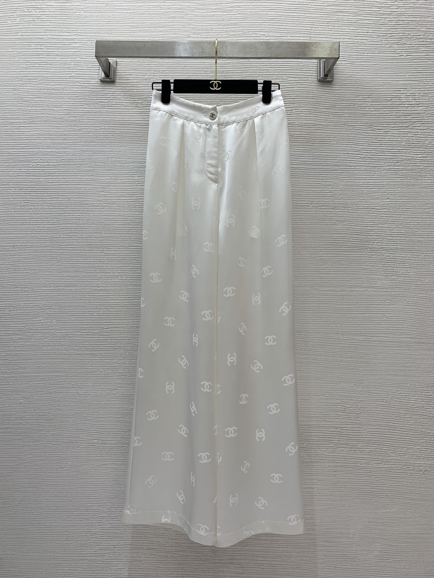 NO:325128,Model number G24070145 Chane* Xiang Grandma's new style high-end customized imported acetate fabric!  Double C-buckle zippered placket with loose slimming and pleated wide-leg pants trousers!  White, black, (M size waist circumference 66~72, hip circumference 104, pants length 107) hair pants, chanel, alexander wang19860909款号G24070145 Chane*香奶奶家新款 高端定制进口醋酸面料！双C扣拉链门襟宽松显瘦压褶阔腿裤西裤长裤！白色、黑色,（M码腰围66～72,臀围104,裤长107）发裤子,,chanel,alexander wang,Women's clothing