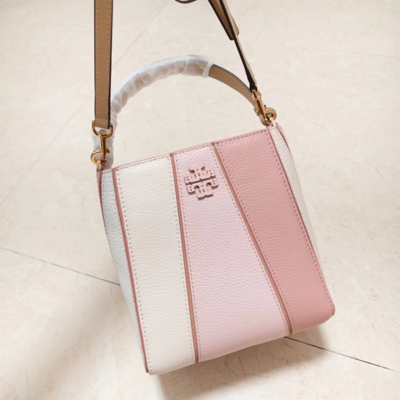 Tory Burch ～McGraw 小号水桶包 精选柔软荔枝纹皮革打造 配以模切工艺的标志性双 T Logo 和手工优雅缝线