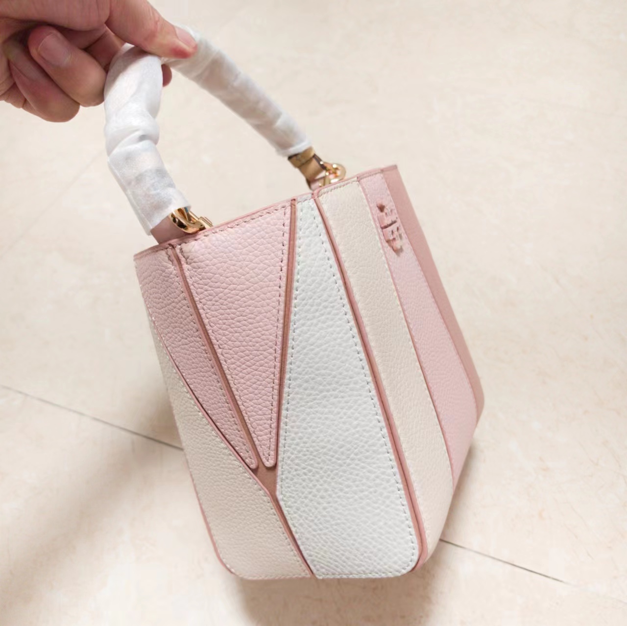 Tory Burch ～McGraw 小号水桶包 精选柔软荔枝纹皮革打造 配以模切工艺的标志性双 T Logo 和手工优雅缝线