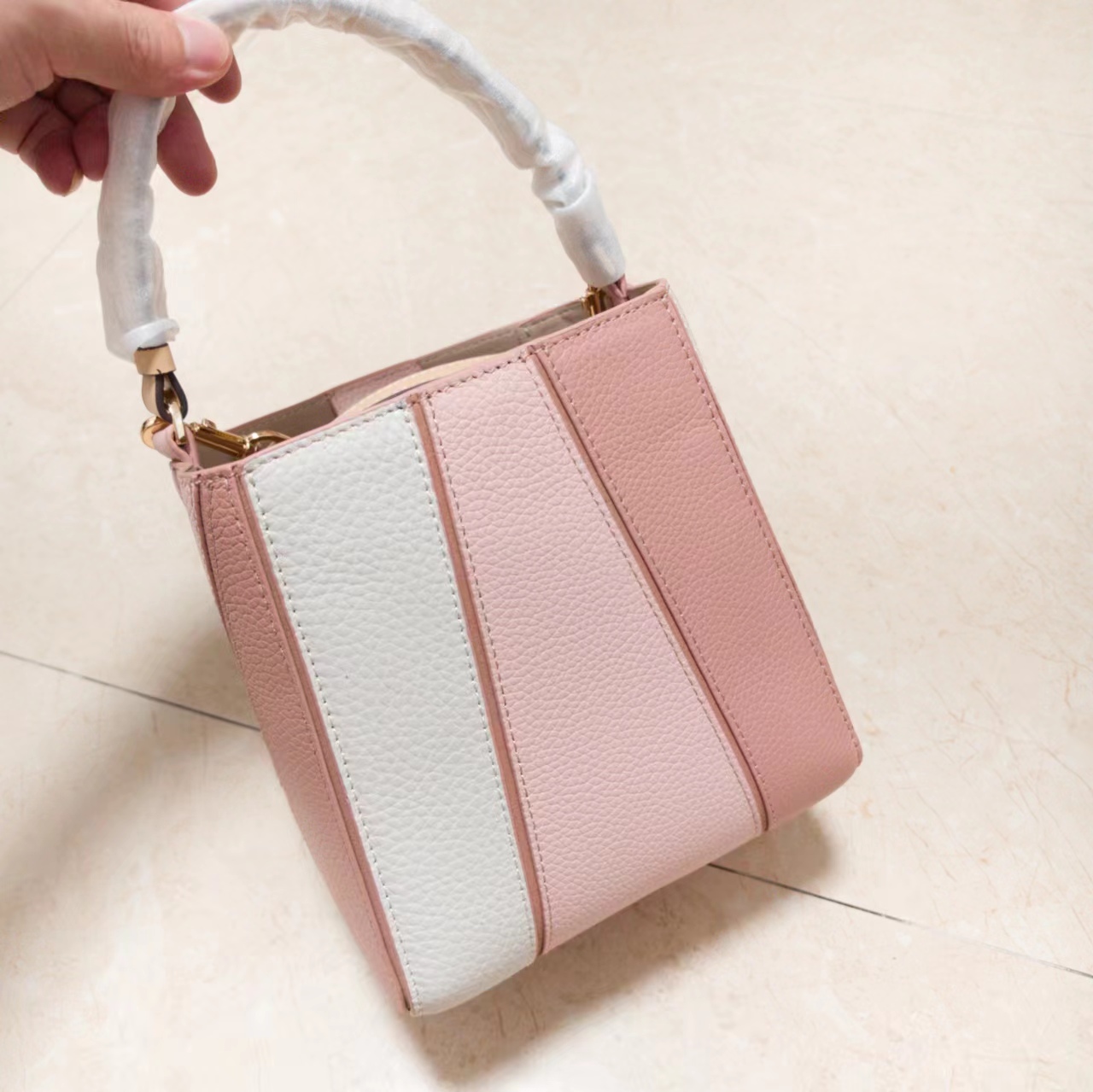 Tory Burch ～McGraw 小号水桶包 精选柔软荔枝纹皮革打造 配以模切工艺的标志性双 T Logo 和手工优雅缝线