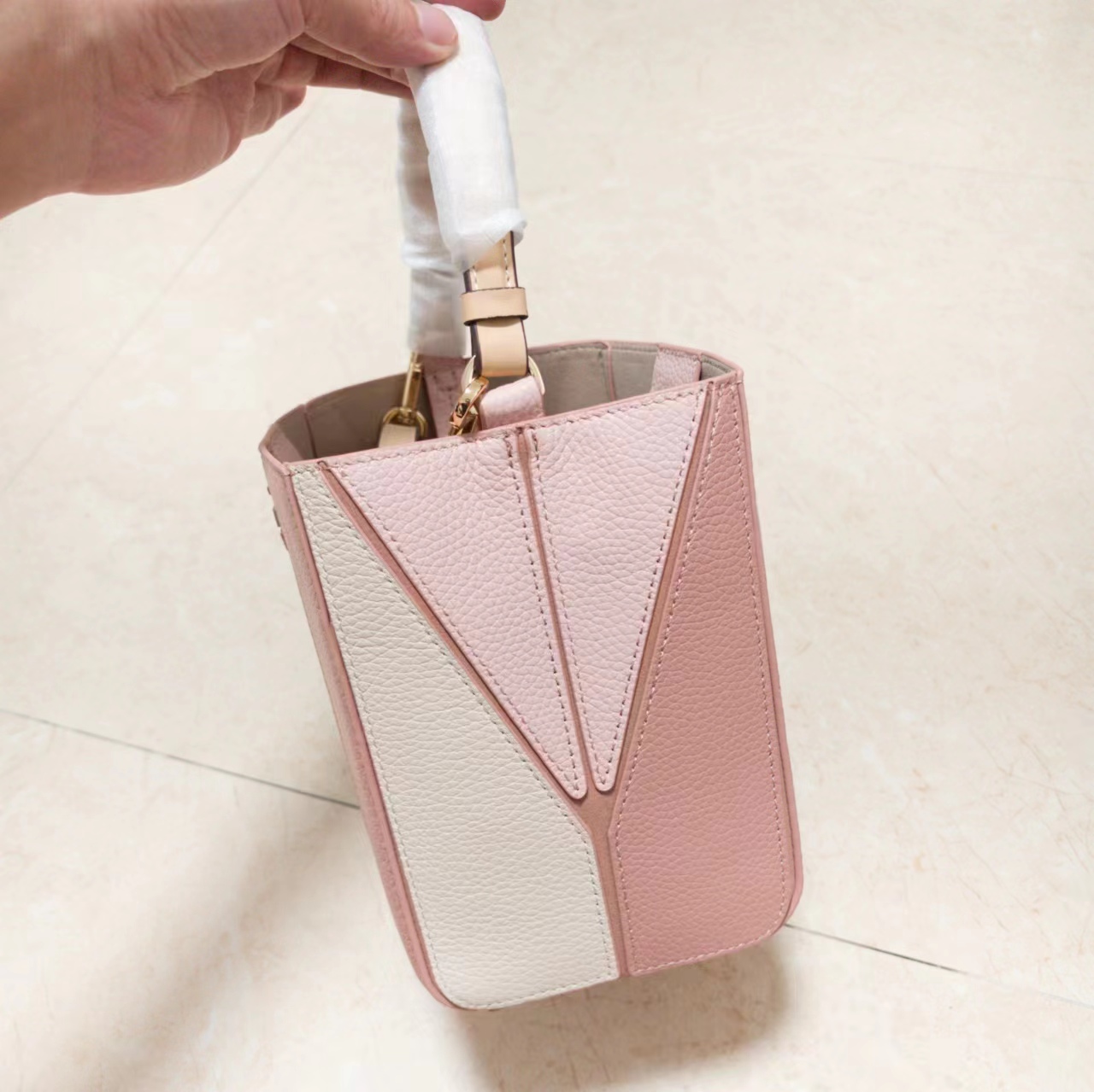 Tory Burch ～McGraw 小号水桶包 精选柔软荔枝纹皮革打造 配以模切工艺的标志性双 T Logo 和手工优雅缝线