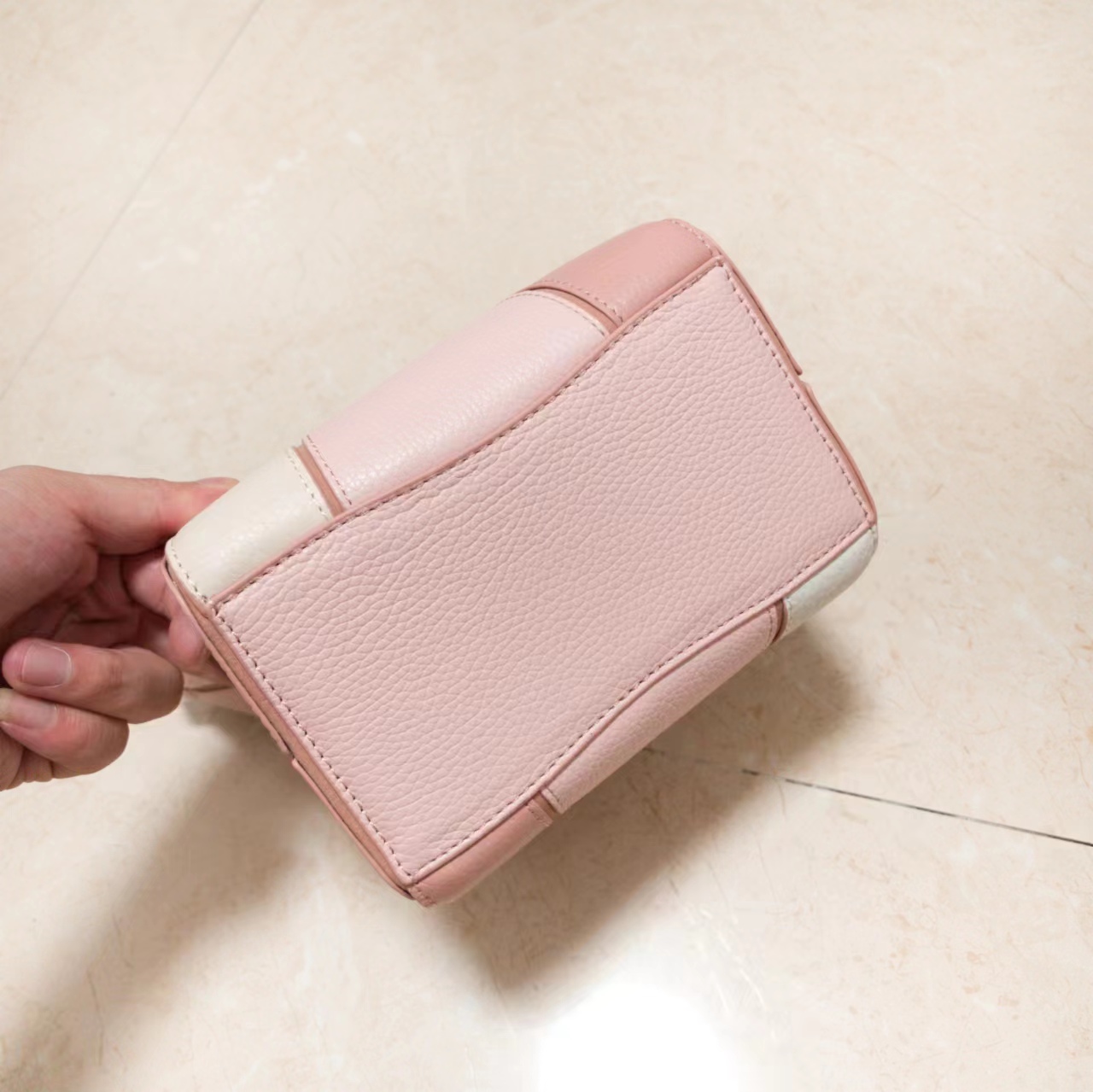 Tory Burch ～McGraw 小号水桶包 精选柔软荔枝纹皮革打造 配以模切工艺的标志性双 T Logo 和手工优雅缝线