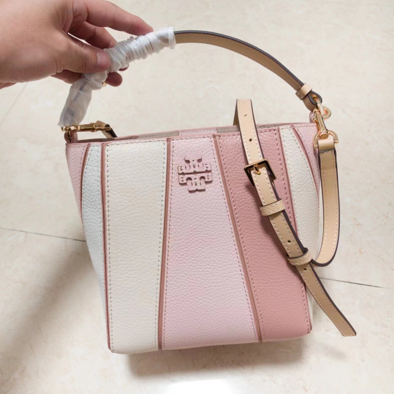 Tory Burch ～McGraw 小号水桶包 精选柔软荔枝纹皮革打造 配以模切工艺的标志性双 T Logo 和手工优雅缝线