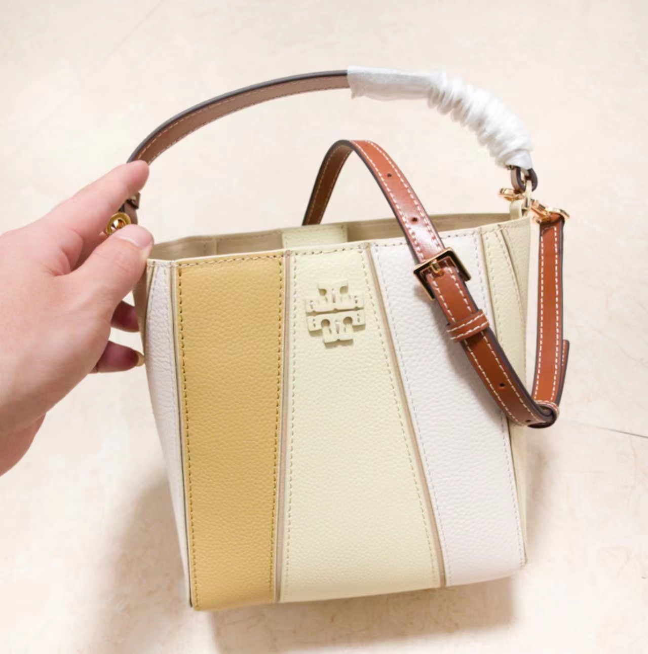 Tory Burch ～McGraw 小号水桶包 精选柔软荔枝纹皮革打造 配以模切工艺的标志性双 T Logo 和手工优雅缝线