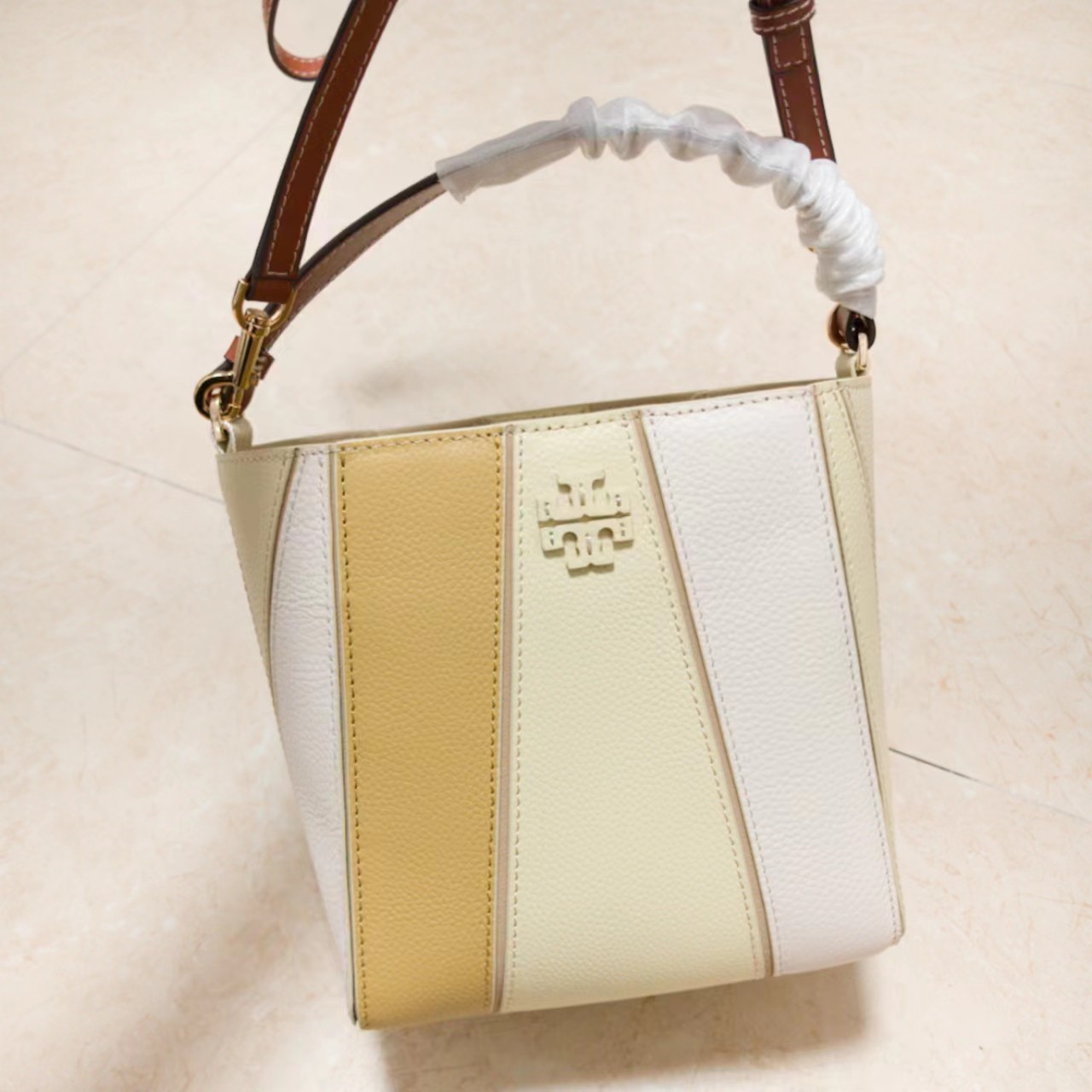 Tory Burch ～McGraw 小号水桶包 精选柔软荔枝纹皮革打造 配以模切工艺的标志性双 T Logo 和手工优雅缝线