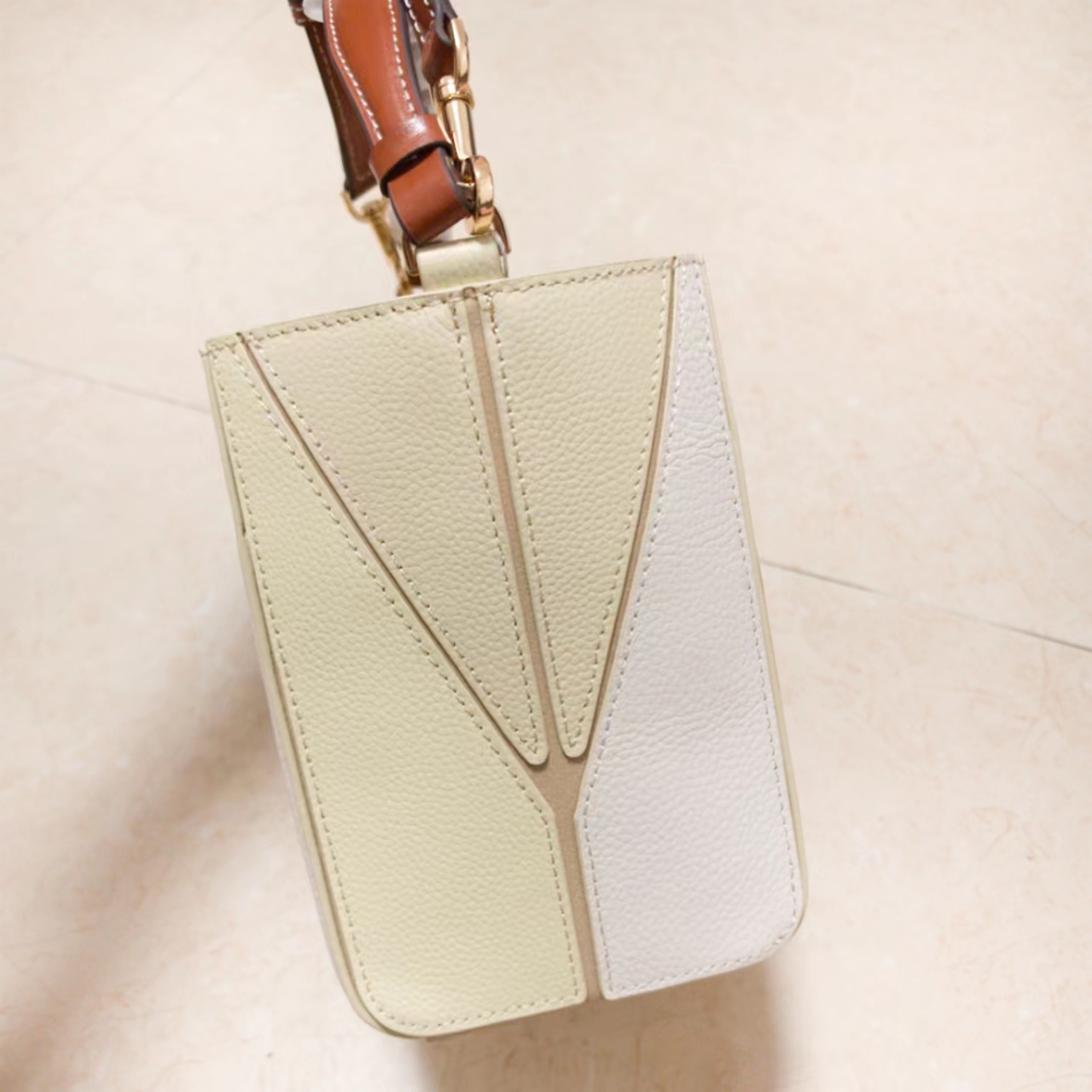 Tory Burch ～McGraw 小号水桶包 精选柔软荔枝纹皮革打造 配以模切工艺的标志性双 T Logo 和手工优雅缝线