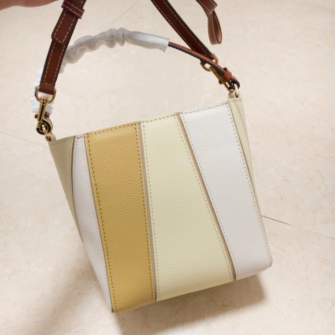 Tory Burch ～McGraw 小号水桶包 精选柔软荔枝纹皮革打造 配以模切工艺的标志性双 T Logo 和手工优雅缝线