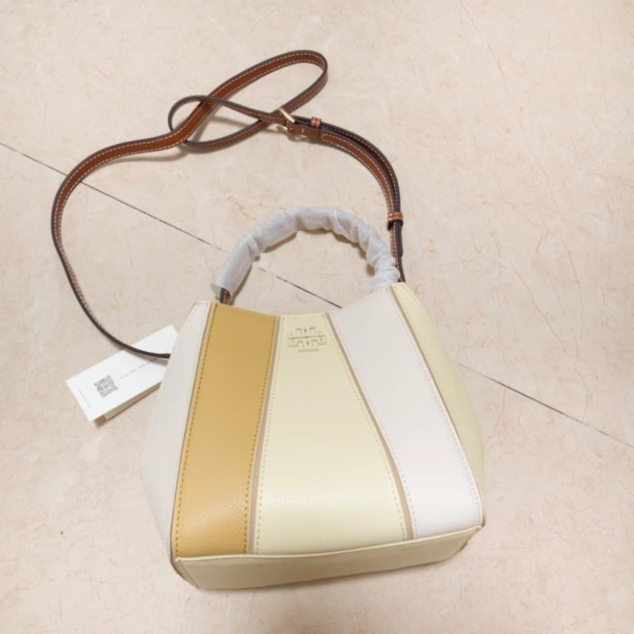 Tory Burch ～McGraw 小号水桶包 精选柔软荔枝纹皮革打造 配以模切工艺的标志性双 T Logo 和手工优雅缝线