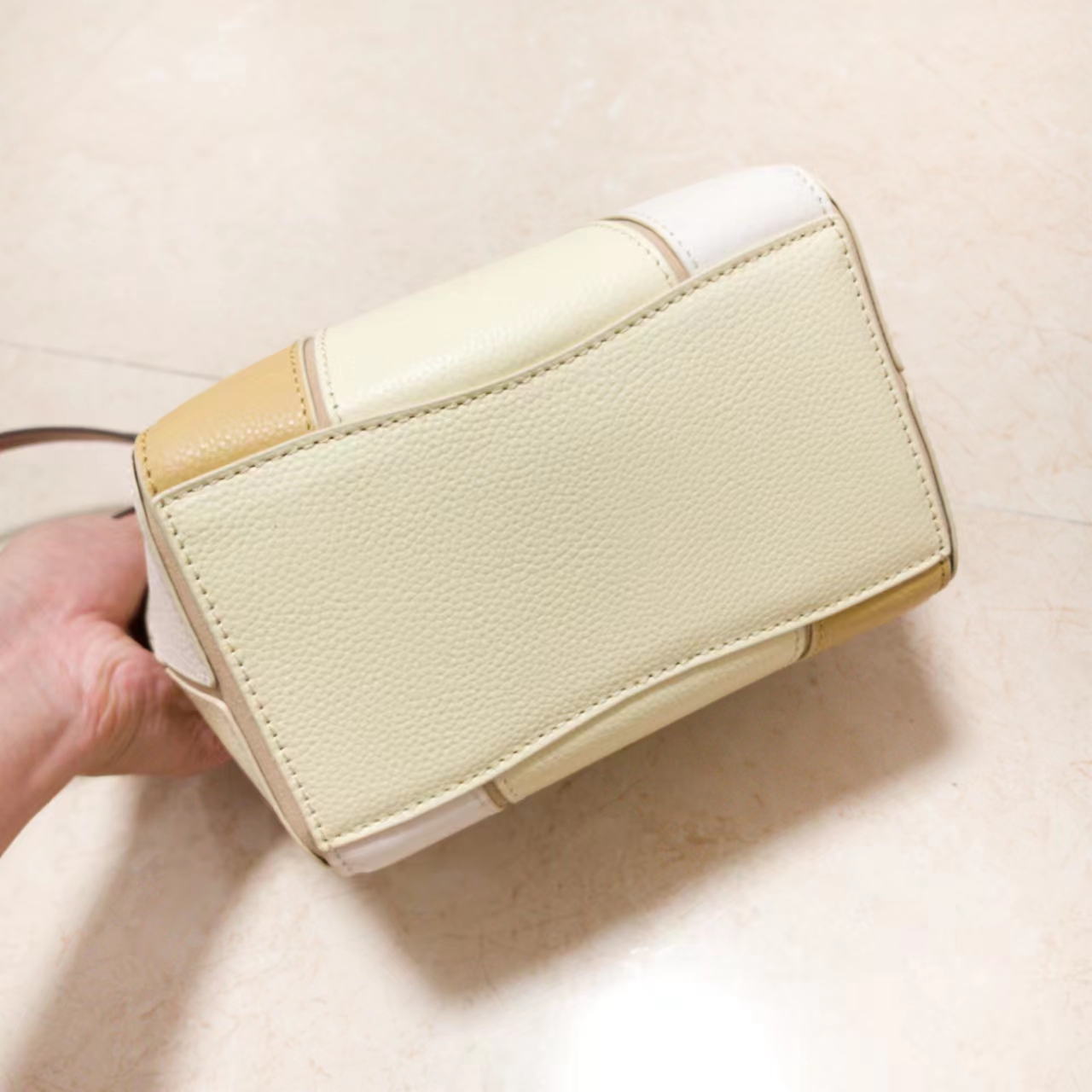 Tory Burch ～McGraw 小号水桶包 精选柔软荔枝纹皮革打造 配以模切工艺的标志性双 T Logo 和手工优雅缝线