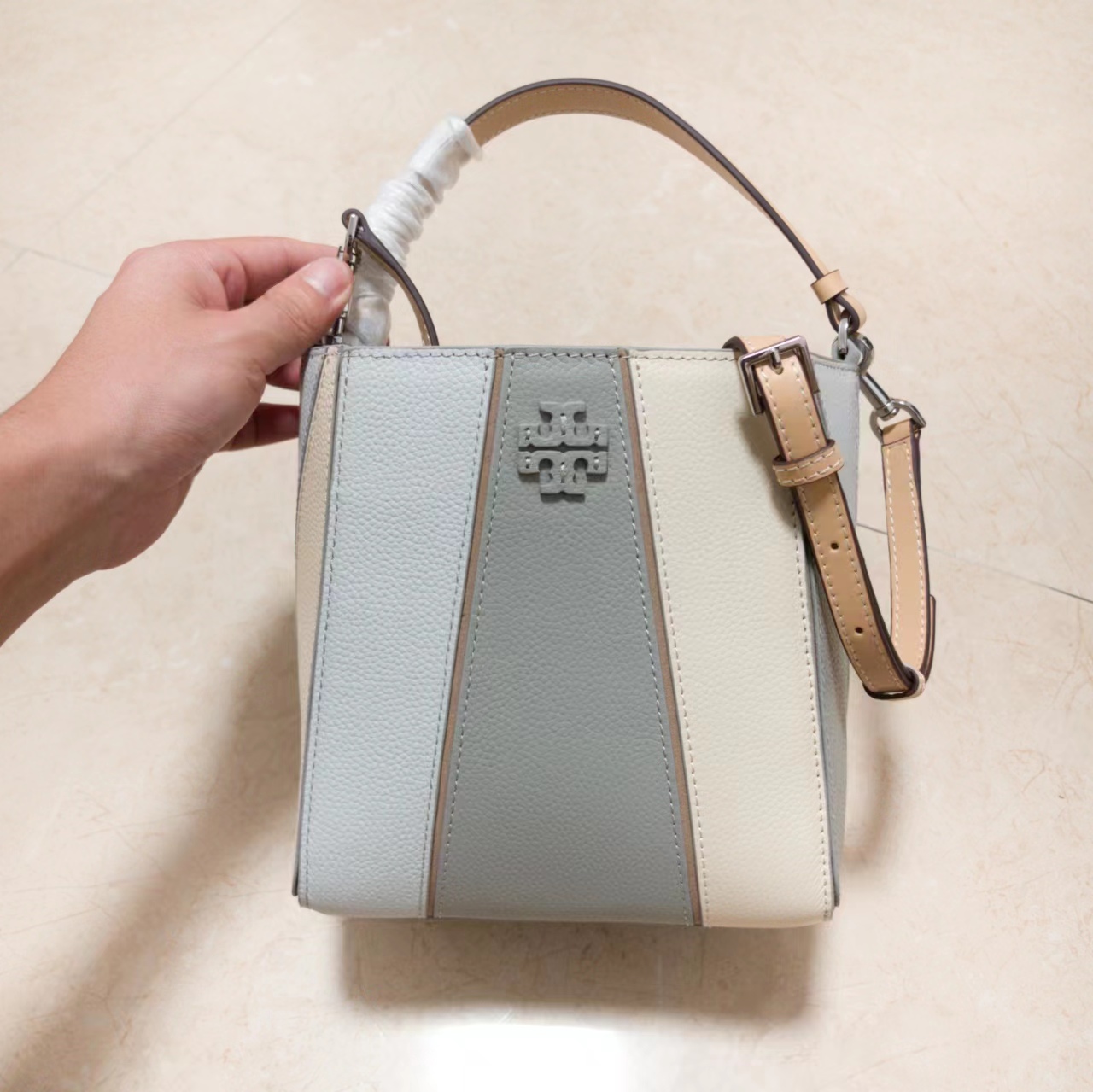 Tory Burch ～McGraw 小号水桶包 精选柔软荔枝纹皮革打造 配以模切工艺的标志性双 T Logo 和手工优雅缝线