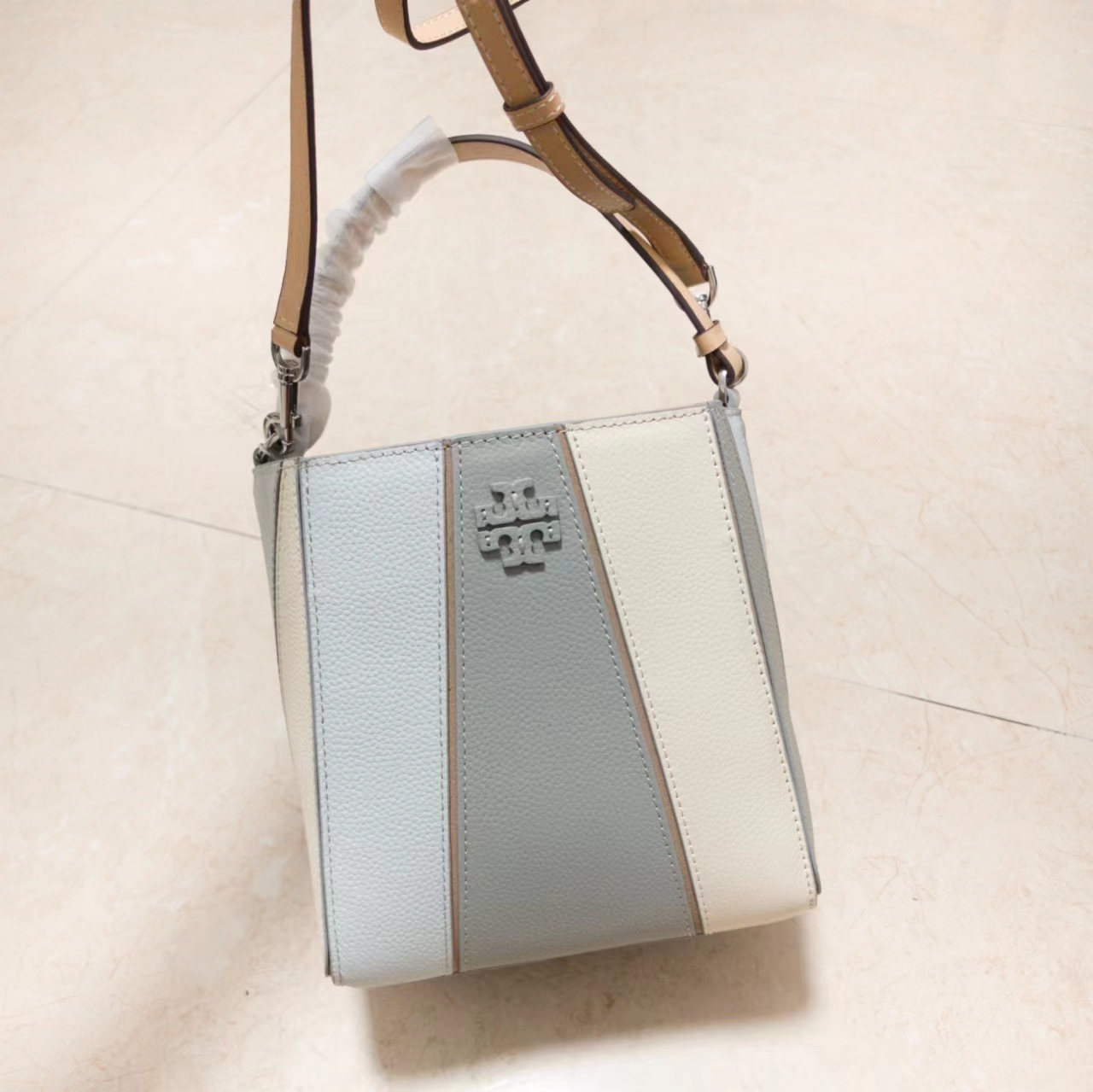 Tory Burch ～McGraw 小号水桶包 精选柔软荔枝纹皮革打造 配以模切工艺的标志性双 T Logo 和手工优雅缝线