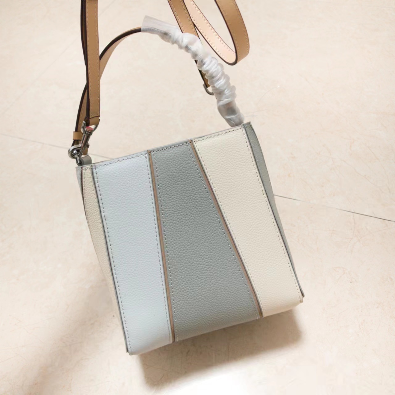 Tory Burch ～McGraw 小号水桶包 精选柔软荔枝纹皮革打造 配以模切工艺的标志性双 T Logo 和手工优雅缝线