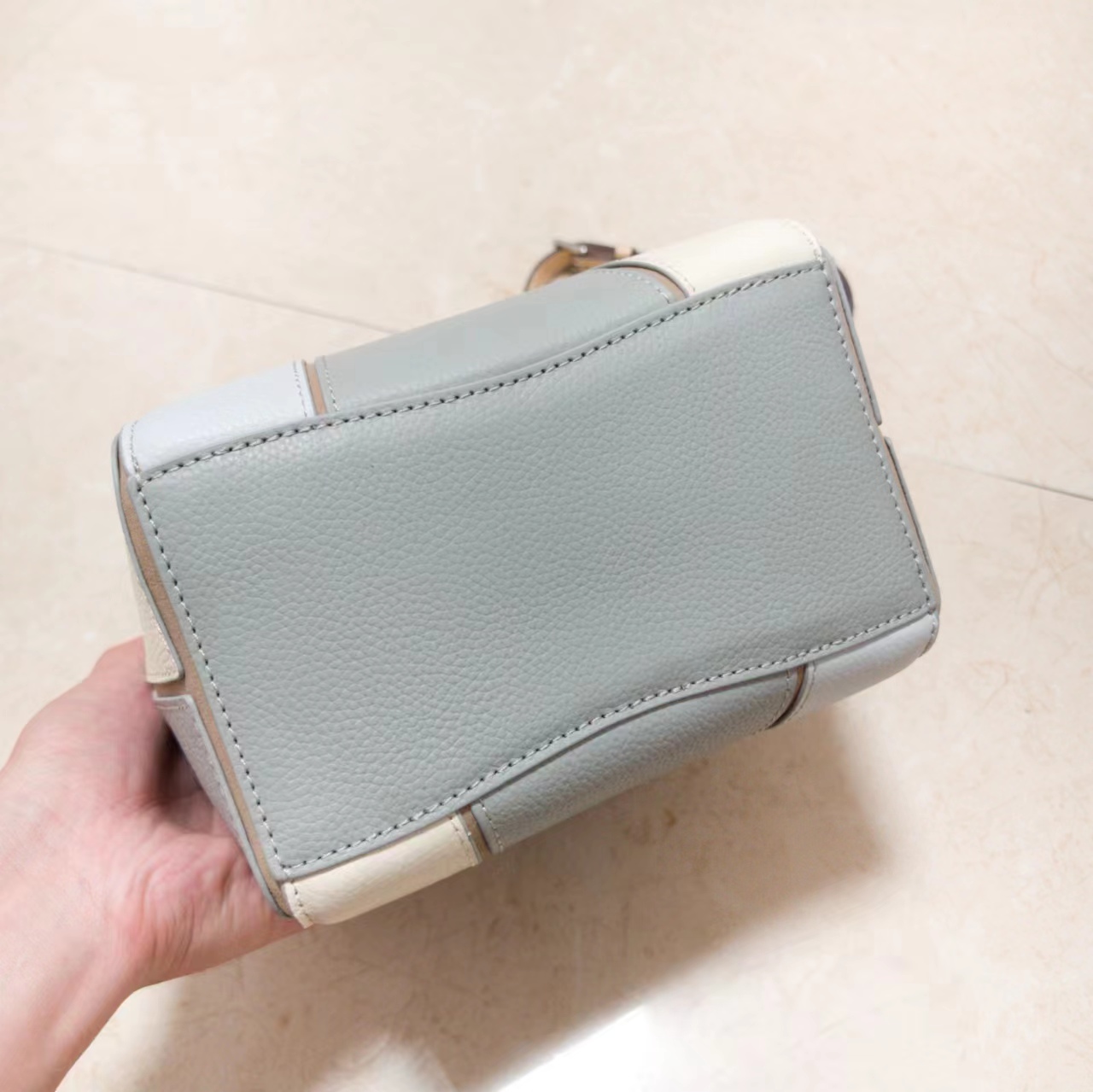 Tory Burch ～McGraw 小号水桶包 精选柔软荔枝纹皮革打造 配以模切工艺的标志性双 T Logo 和手工优雅缝线