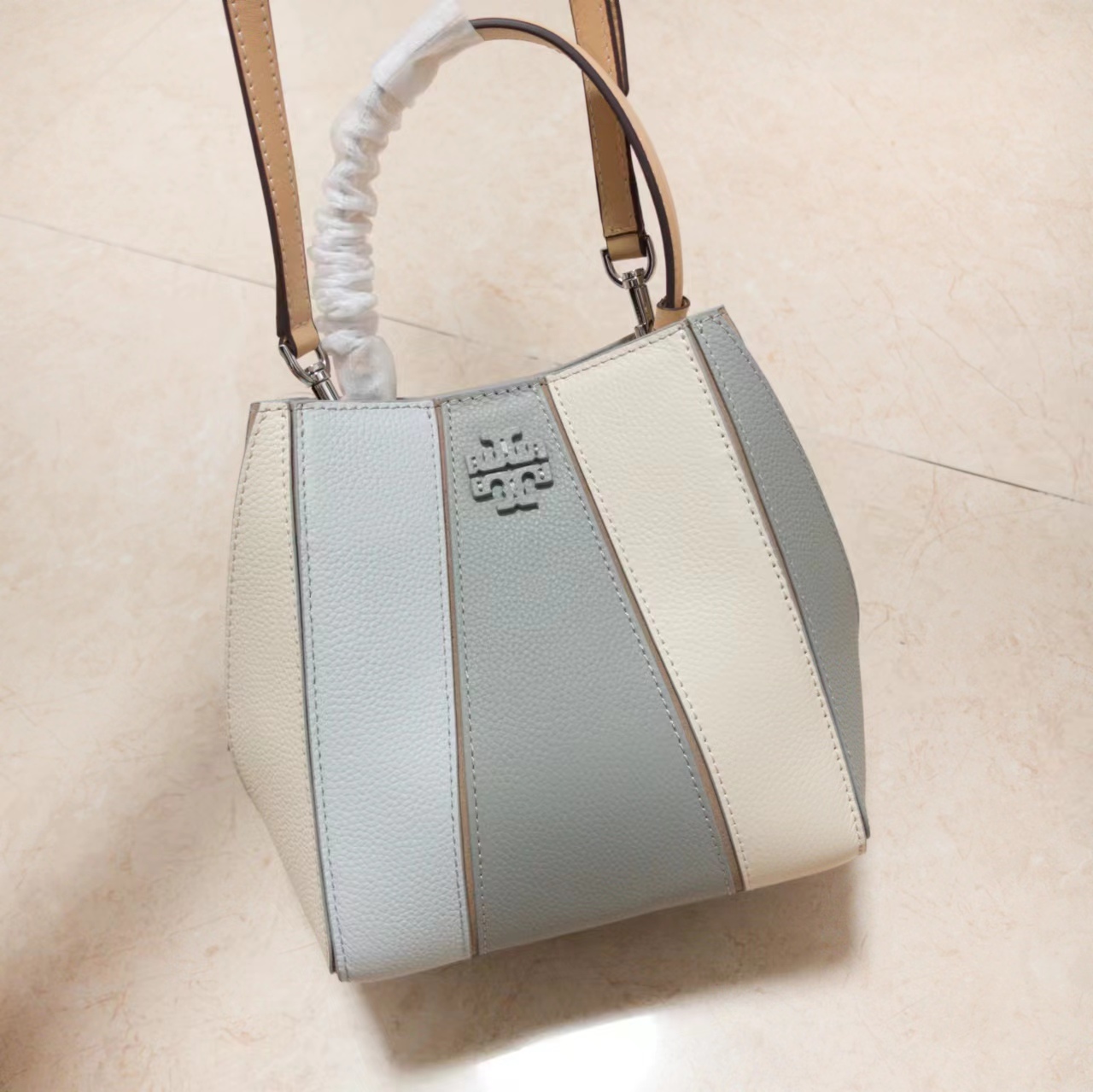 Tory Burch ～McGraw 小号水桶包 精选柔软荔枝纹皮革打造 配以模切工艺的标志性双 T Logo 和手工优雅缝线