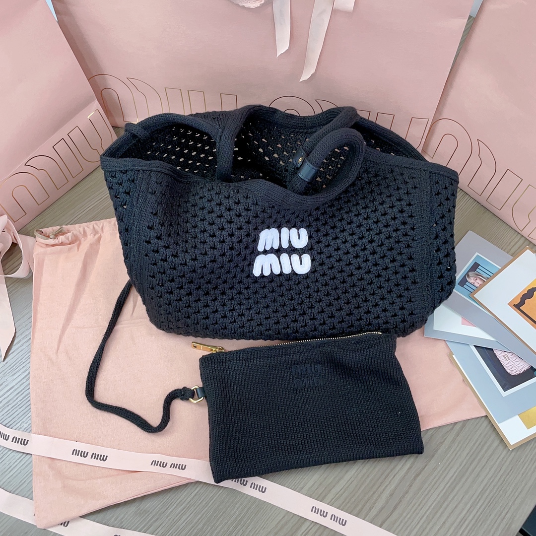 P760 5BG281，Miu家新款伊势丹限定镂空编织托特包，全新毛线针织面料，延续上一季的慵懒和性感热潮，今年绝对爆🔥款式，独特的镂空针织纹理质感高级，包身软而不塌，内配拉链小包，中号尺寸适配度超高，设计精致实用，好气质随性慵懒，日常出街背它回头率百分百，尺寸28X 26X12.5Cm，配原版包装
