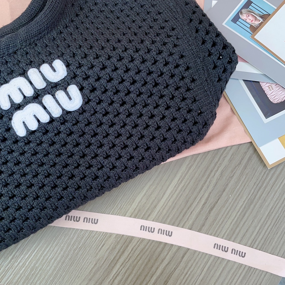 P760 5BG281，Miu家新款伊势丹限定镂空编织托特包，全新毛线针织面料，延续上一季的慵懒和性感热潮，今年绝对爆🔥款式，独特的镂空针织纹理质感高级，包身软而不塌，内配拉链小包，中号尺寸适配度超高，设计精致实用，好气质随性慵懒，日常出街背它回头率百分百，尺寸28X 26X12.5Cm，配原版包装