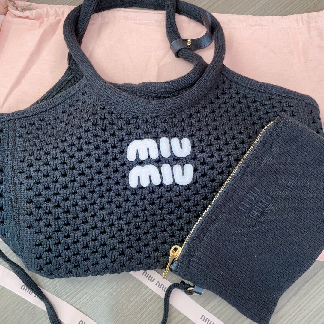 P760 5BG281，Miu家新款伊势丹限定镂空编织托特包，全新毛线针织面料，延续上一季的慵懒和性感热潮，今年绝对爆🔥款式，独特的镂空针织纹理质感高级，包身软而不塌，内配拉链小包，中号尺寸适配度超高，设计精致实用，好气质随性慵懒，日常出街背它回头率百分百，尺寸28X 26X12.5Cm，配原版包装