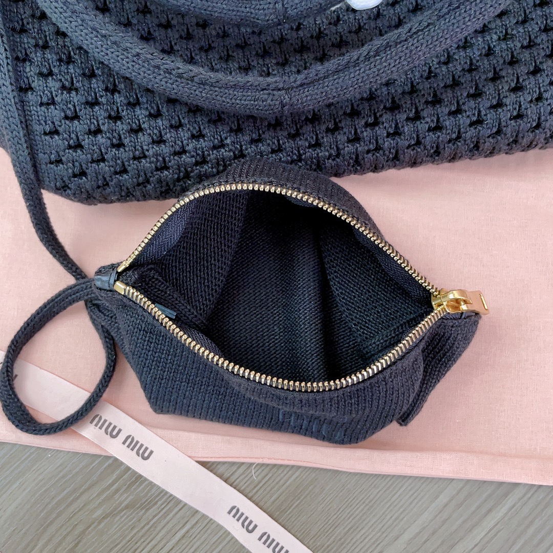 P760 5BG281，Miu家新款伊势丹限定镂空编织托特包，全新毛线针织面料，延续上一季的慵懒和性感热潮，今年绝对爆🔥款式，独特的镂空针织纹理质感高级，包身软而不塌，内配拉链小包，中号尺寸适配度超高，设计精致实用，好气质随性慵懒，日常出街背它回头率百分百，尺寸28X 26X12.5Cm，配原版包装
