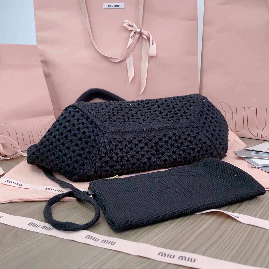 P760 5BG281，Miu家新款伊势丹限定镂空编织托特包，全新毛线针织面料，延续上一季的慵懒和性感热潮，今年绝对爆🔥款式，独特的镂空针织纹理质感高级，包身软而不塌，内配拉链小包，中号尺寸适配度超高，设计精致实用，好气质随性慵懒，日常出街背它回头率百分百，尺寸28X 26X12.5Cm，配原版包装