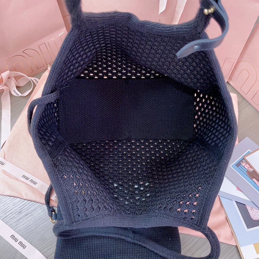 P760 5BG281，Miu家新款伊势丹限定镂空编织托特包，全新毛线针织面料，延续上一季的慵懒和性感热潮，今年绝对爆🔥款式，独特的镂空针织纹理质感高级，包身软而不塌，内配拉链小包，中号尺寸适配度超高，设计精致实用，好气质随性慵懒，日常出街背它回头率百分百，尺寸28X 26X12.5Cm，配原版包装
