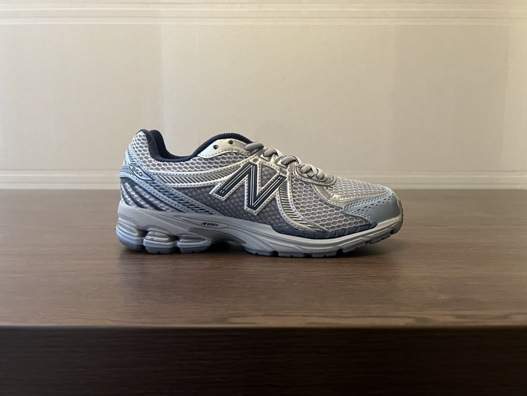 原130 现特价得 NEW BALANCE NB860休闲跑步鞋