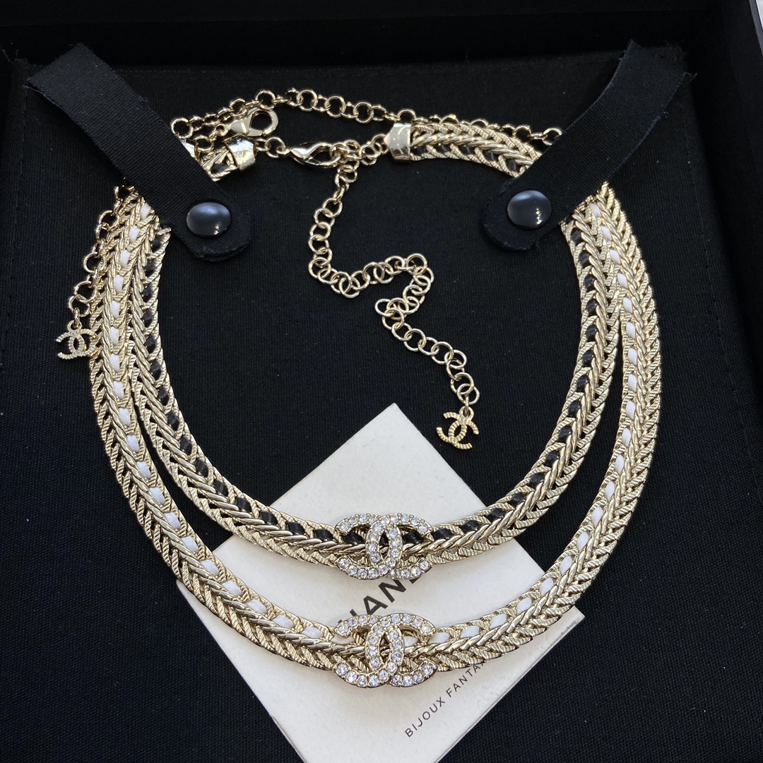 NO:104081,【CH@NEL Xiang@er Snake bone pattern chain skin necklace/choker】Snake bone pattern lambskin!  Both colors must be cool and cool in black, classic and versatile!  White is fresh and refined, clean!  Love both colors and can only be described as invincible. This is an absolute cost-effective choice!  Short can be used as a choker, long can be used as a necklace, which is definitely a treasure-level magical object!  Double C is a double-layer welding process, and the workmanship can be said to be invincible. The specific braided chain is full of craftsmanship, low-key and luxurious upper body texture, delicate and exquisite!  Welcome to PK any version [witness] to save you 6500 in minutes, Chanel necklace, chanel, necklace, sheepskin19860909【CH@NEL 香@儿 蛇骨纹链条皮穿链项链/choker】蛇骨纹小羊皮！两色都要入黑色酷飒,经典百搭！白色清新脱俗,干干净净！两色都爱只能用无敌形容,这款绝对的性价比之选！短可当choker,长可当项链绝对是宝藏级的神物！双C为双层烧焊工艺,做工可以说无敌赞,特定的编织链条满满都是工艺,低调小奢华上身质感满满,细腻精致！欢迎PK任意版本[机智]分分钟让你省下6500,香奈儿项链,chanel,necklace,sheepskin,Jewelry