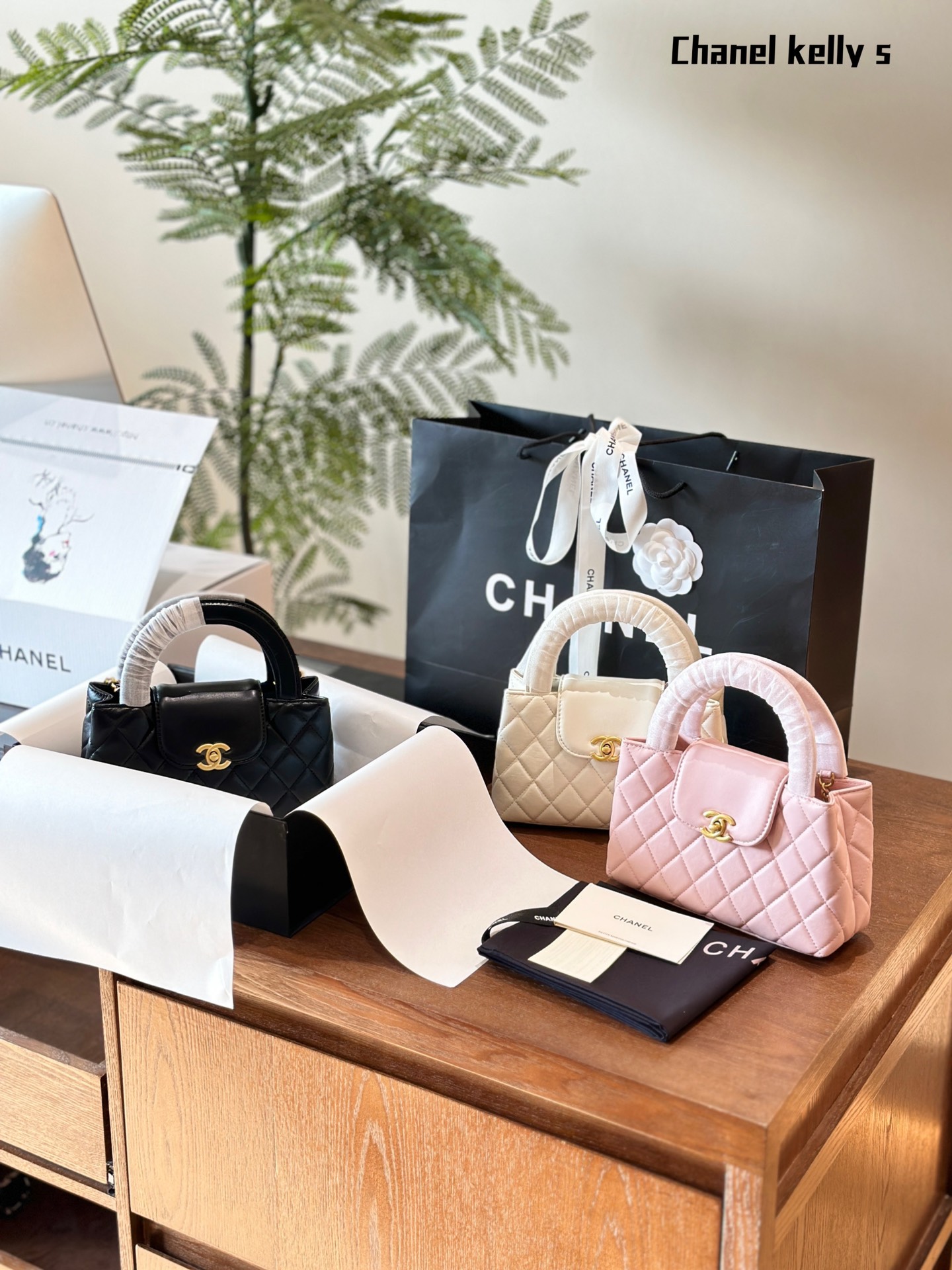 p170Chanel23kkelly. L’immagine della parte superiore del corpo è qui! Aiuta sos, questa giacca nera e la borsa Kelly sono un abbinamento perfetto La nuova borsa 23k più popolare di Chanel è qui, di grandi dimensioni, perfetta per posizionare il telefono, è così retrò, è super! squisito nel suo genere Elegante, come una donna parigina