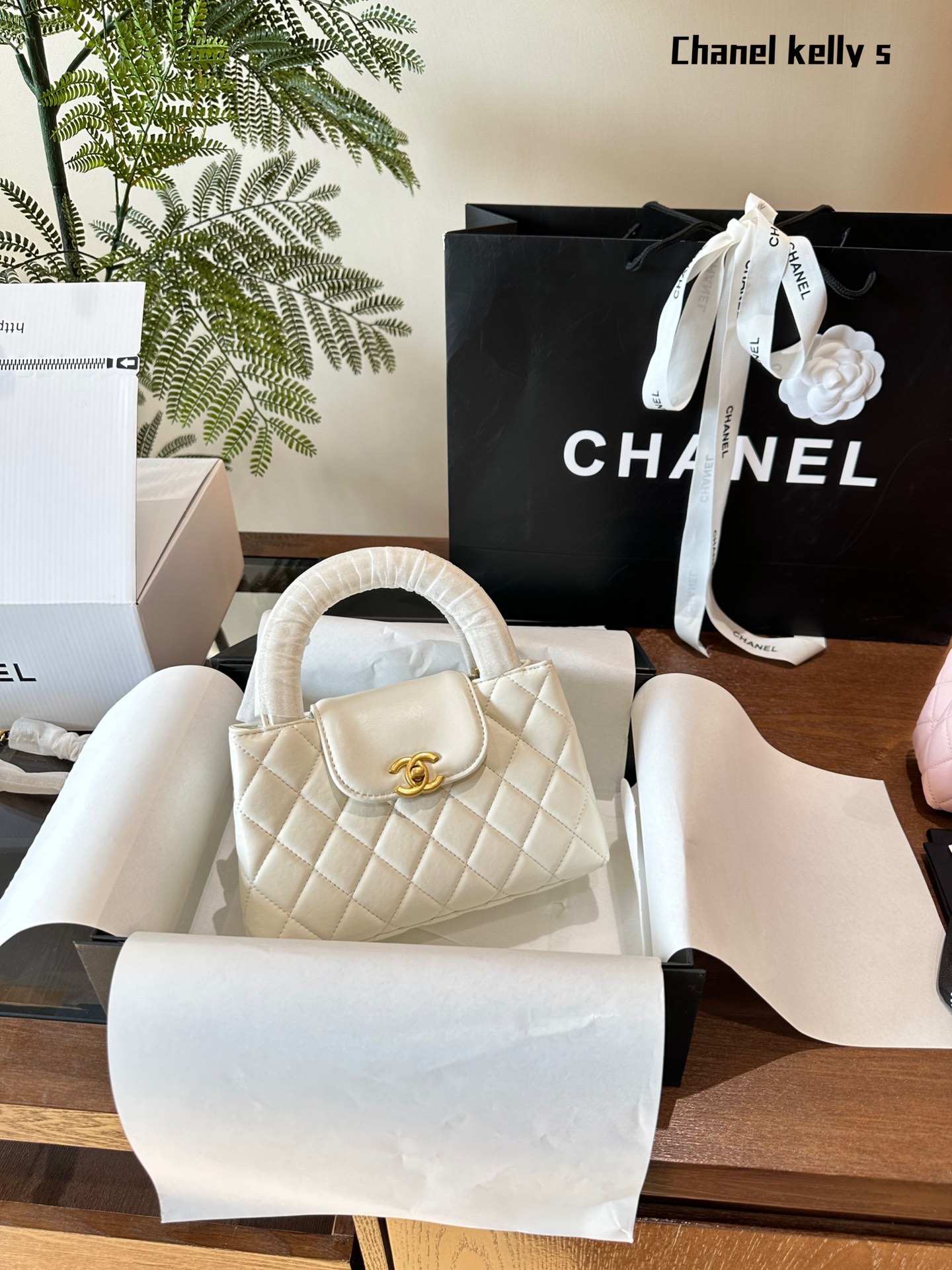 p170Chanel23kkelly. L’immagine della parte superiore del corpo è qui! Aiuta sos, questa giacca nera e la borsa Kelly sono un abbinamento perfetto La nuova borsa 23k più popolare di Chanel è qui, di grandi dimensioni, perfetta per posizionare il telefono, è così retrò, è super! squisito nel suo genere Elegante, come una donna parigina