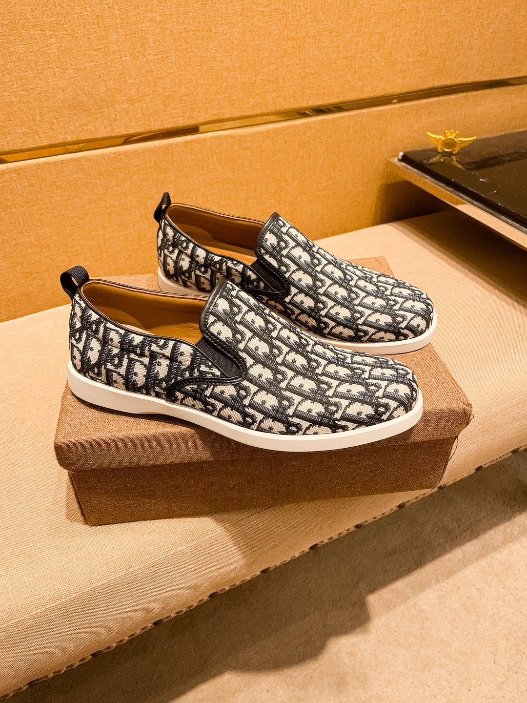 NO:350308,[Dio] High-end Men's Shoes Brand Official Website 11's latest masterpiece upper is made of Italian official website original special technology fabric with original comfortable breathable inner lining original designated anti-slip sole making walking more convenient and comfortable!  Exclusive new style, amazing work, beautiful 11 ​​replica [color] compared to the official quality!  Create a fashionable personality to set off your uniqueness!  Must-have for trendy men!, Size: 38-44. Color. Multi-color optional, dior19860909【迪奥】男鞋高端品牌 官网11最新力作鞋面采用意大利官网原版专用科技布面料搭配原版舒适透气内里原版指定防滑大底制作让行走更加便捷舒适！独家新款,惊世之作,与官方的质量相比美的11复刻[色]！打造时尚个性衬托你的与众不同！潮男必备! ,尺码:38－44.颜色. 多色可选,,dior,Men's shoes