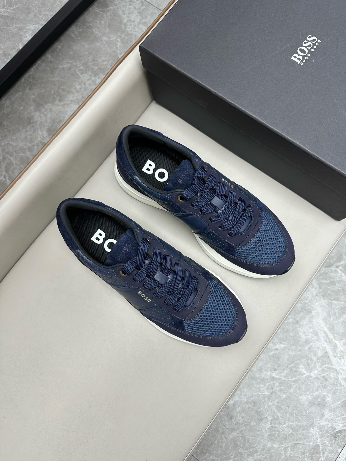 NO:216968,Brand BOOS color original color matching, size 39-44 customized 45 price Material BOSS new low-top sneakers, selected calfskin and mesh material, the tongue is made of branded straps, showing interesting brand characteristics. The rubber sole is based on interwoven letter patterns, and the rear decoration is designed with calfskin air compressor logo., BOOS casual shoes, sneakers, cowhide19860909品牌BOOS 颜色原版配色 码数39-44定做45 价格 材质BOSS新款低帮运动鞋 精选小牛皮搭配网布材质制作,鞋舌以品牌饰带饰边,展现趣味品牌特色.橡胶鞋底以交织字母图案为基础,后饰片则采用小牛皮空压logo设计.,BOOS 休闲鞋,sneakers,cowhide,Men's shoes