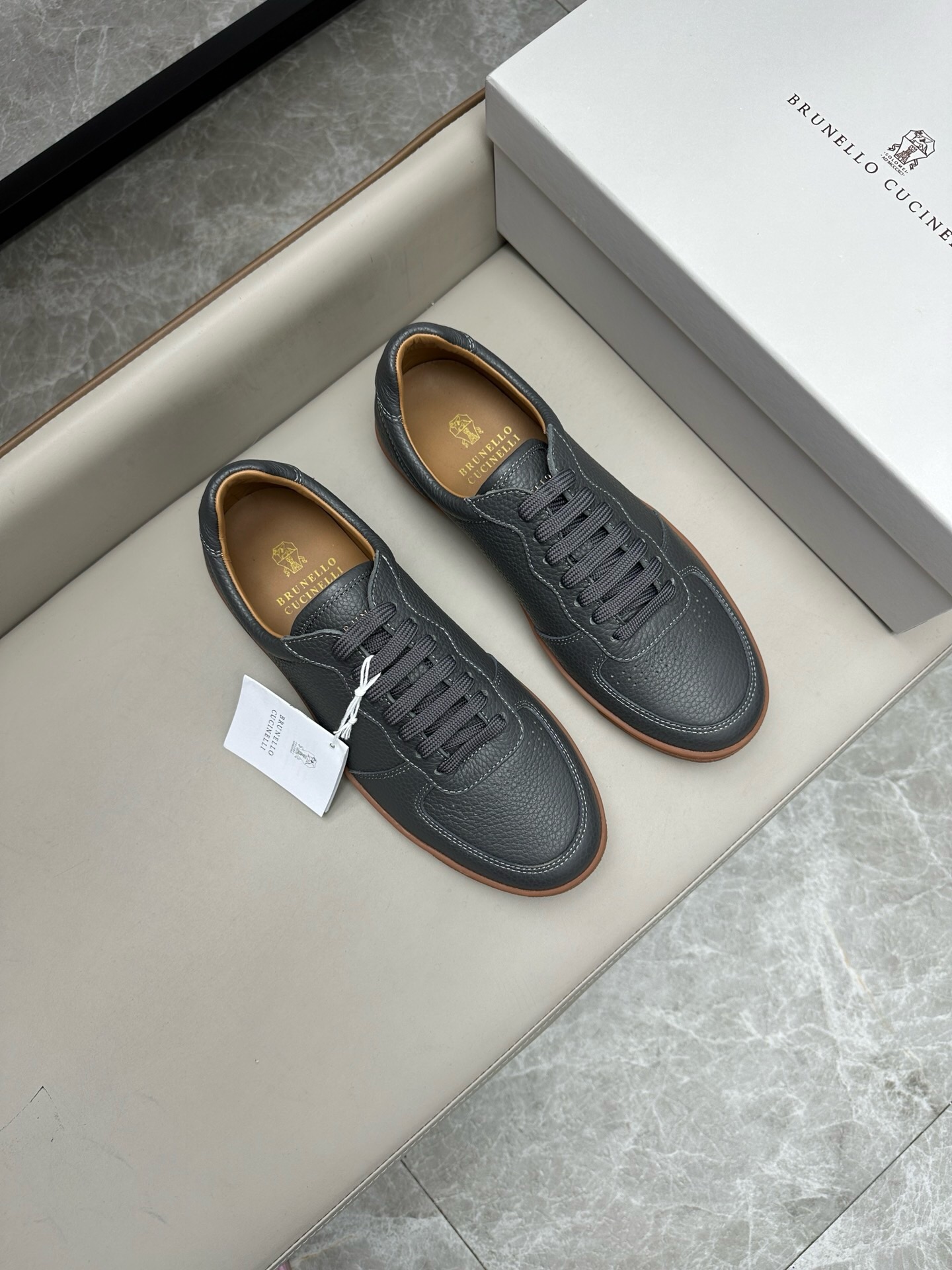 NO:219295,Brand Brunello Cucinelli original color matching, code number 39-44 customized 45 price Material BC new style casual shoes!  Original single quality This brand is the world's top luxury brand from Italy. The fabric is made of semi-polished full-grain calfskin   suede imported from Italy. The inner layer is a white benzene dyed calfskin inner lining. The brand's special logo movable foot pad is matched with an ultra-light, high elastic and environmentally friendly white IP sole. The personalized logo on the outsole and the unique fine-line groove design, which instantly bursts in luxury!  ,BC casual shoes, brunello cucinelli,cowhide,chamois leather19860909品牌Brunello Cucinelli 颜色原版配色 码数39-44订做45 价格 材质BC新款 休闲鞋！原单品质此品牌是来自意大利的世界顶级奢侈品牌 面料采用意大利进口半抛光全粒面小牛皮 麂皮,内里是本白色苯染专用小牛皮内里,品牌专用logo活动脚垫,搭配超轻、高弹、环保的本白色IP鞋底,外底上的个性logo和独特的细纹凹槽设计,奢华度瞬间爆棚！,BC休闲鞋,brunello cucinelli,cowhide,chamois leather,Men's shoes