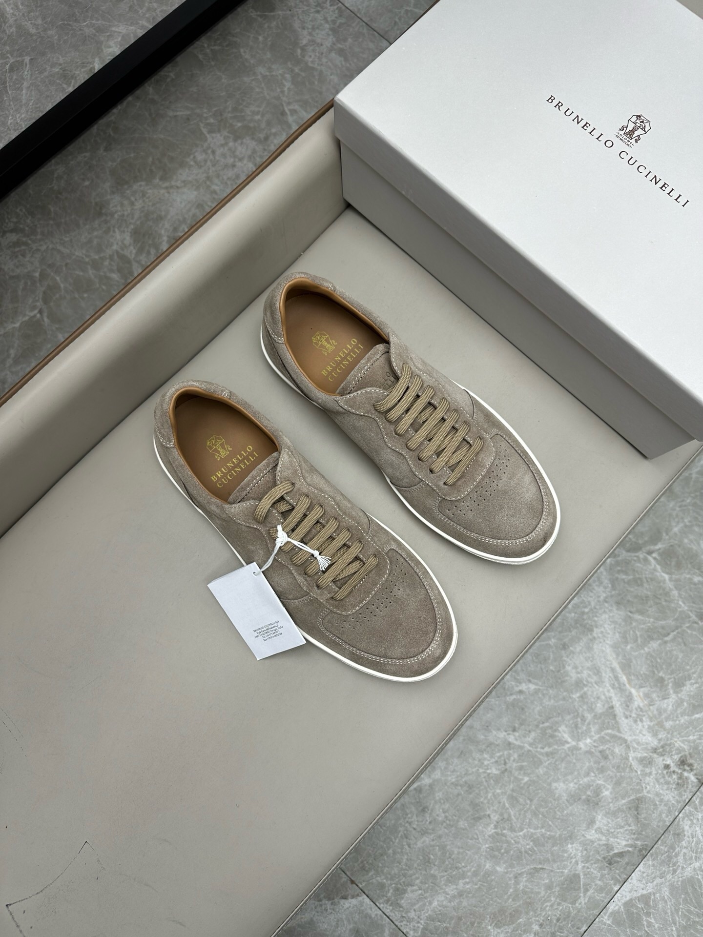 NO:217555,Brand Brunello Cucinelli original color matching, code number 39-44 customized 45 price Material BC new style casual shoes!  Original single quality This brand is the world's top luxury brand from Italy. The fabric is made of semi-polished full-grain calfskin   suede imported from Italy. The inner layer is a white benzene dyed calfskin inner lining. The brand's special logo movable foot pad is matched with an ultra-light, high elastic and environmentally friendly white IP sole. The personalized logo on the outsole and the unique fine-line groove design, which instantly bursts in luxury!  ,BC casual shoes, brunello cucinelli,cowhide,chamois leather19860909品牌Brunello Cucinelli 颜色原版配色 码数39-44订做45 价格 材质BC新款 休闲鞋！原单品质此品牌是来自意大利的世界顶级奢侈品牌 面料采用意大利进口半抛光全粒面小牛皮 麂皮,内里是本白色苯染专用小牛皮内里,品牌专用logo活动脚垫,搭配超轻、高弹、环保的本白色IP鞋底,外底上的个性logo和独特的细纹凹槽设计,奢华度瞬间爆棚！,BC休闲鞋,brunello cucinelli,cowhide,chamois leather,Men's shoes