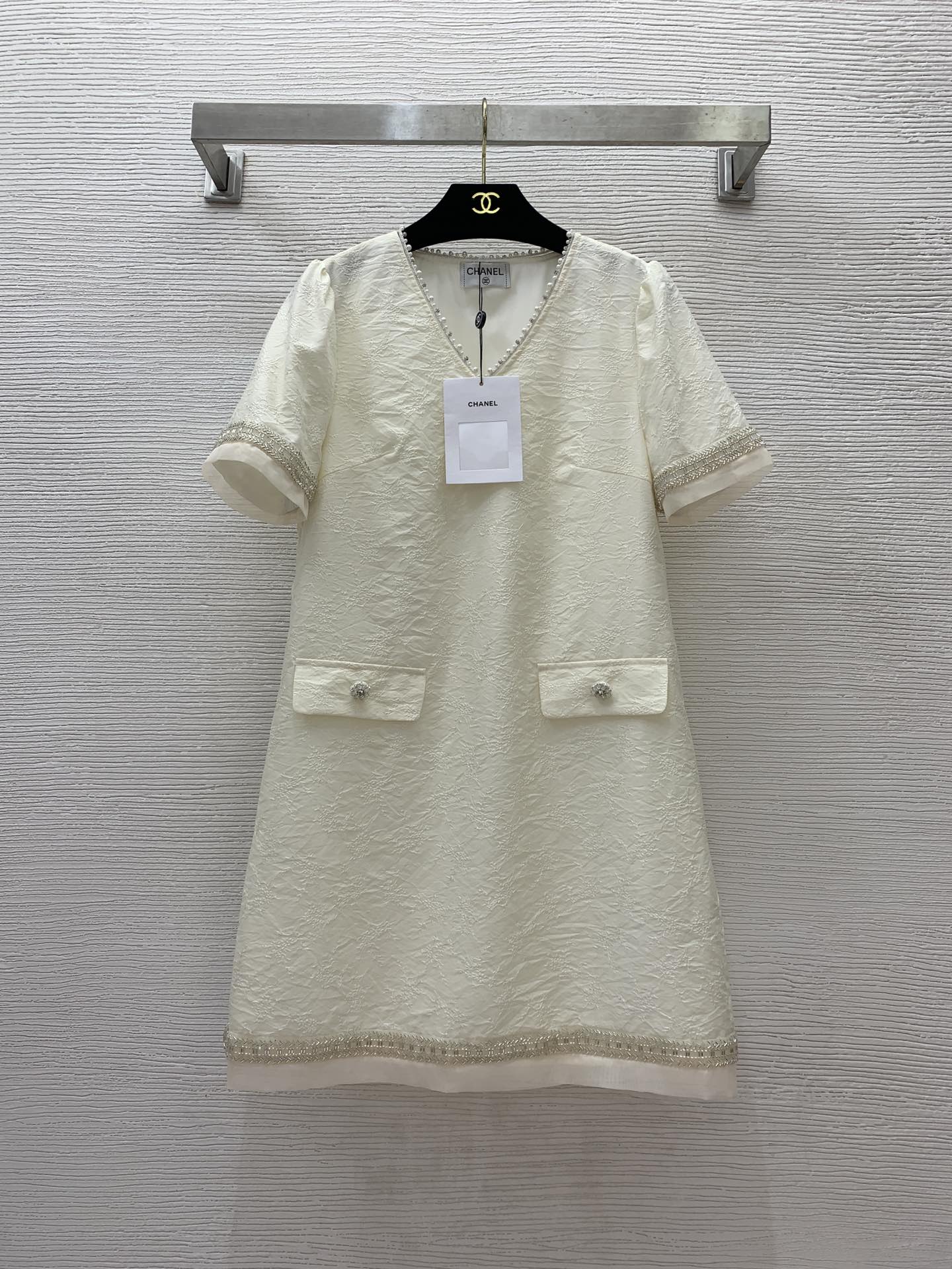 NO:326150,Model number D24070287 Chane's newest style, high-end custom jacquard fabric, beaded diamond edge flower buckle slightly waisted A-line V-neck short-sleeved dress!  Apricot, black, (Size S bust 88, sleeve length 24, skirt length 86) hair, chanel, skirts, T-shirt, alexander wang19860909款号D24070287 Chane*新款 高级感定制提花面料、钉珠镶钻边花朵扣微收腰A字版型V领短袖连衣裙！杏色,黑色,（S码胸围88,袖长24,裙长86）发,,chanel,skirts,T-shirt,alexander wang,Women's clothing