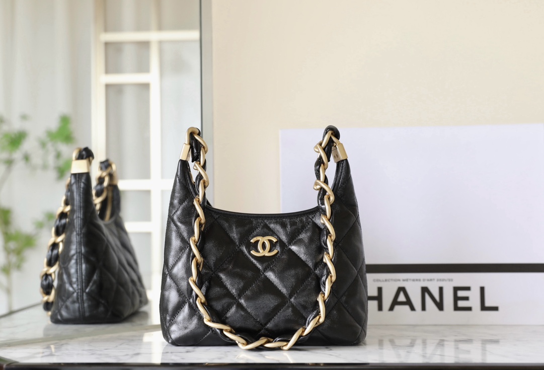 Chanel Bolsos cruzados y bandoleras Negro Oro retro Piel de oveja Vintage Cadena