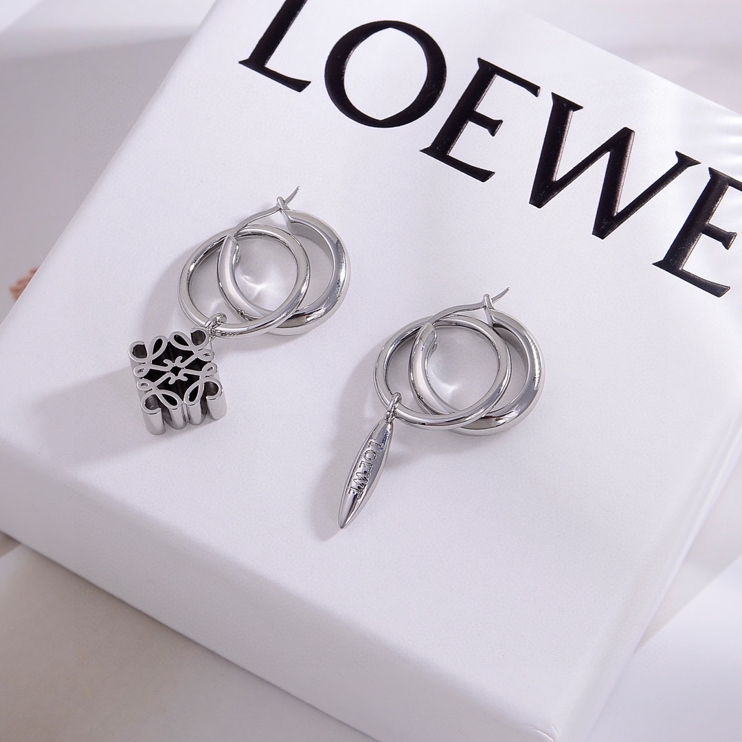 ️LOEWE罗意威耳钉经典LOEWEAnagramLOGO设计简约大气优雅不凡黄铜镀18k金