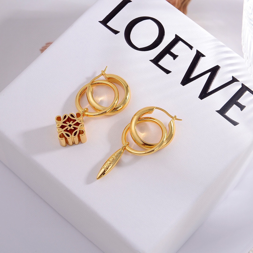 ️LOEWE罗意威耳钉经典LOEWEAnagramLOGO设计简约大气优雅不凡黄铜镀18k金