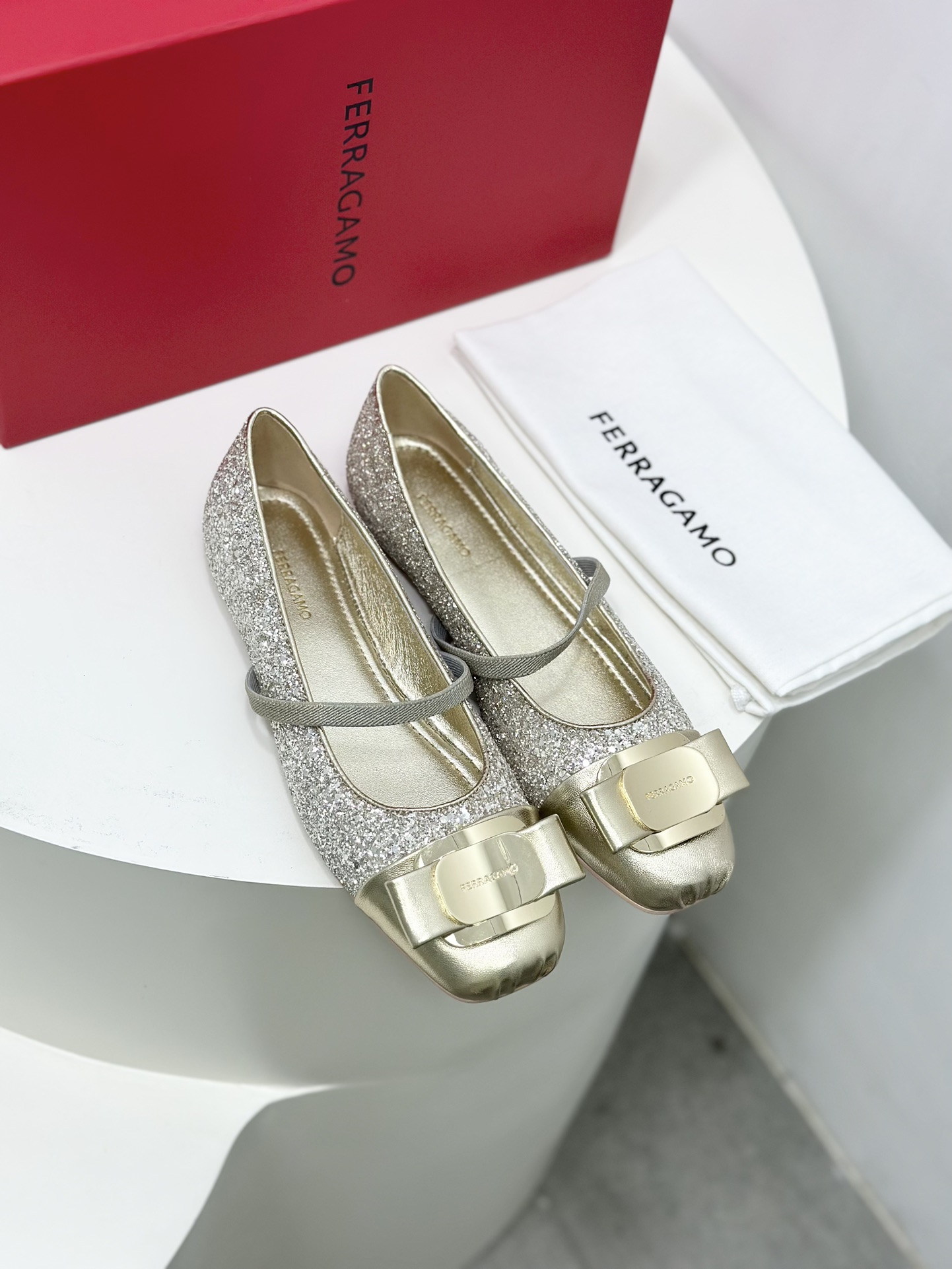 FERRAGA*O菲拉*慕24ss早春款全新Vara蝴蝶结芭蕾舞鞋平底鞋！它的设计非常精致从鞋带到鞋面每