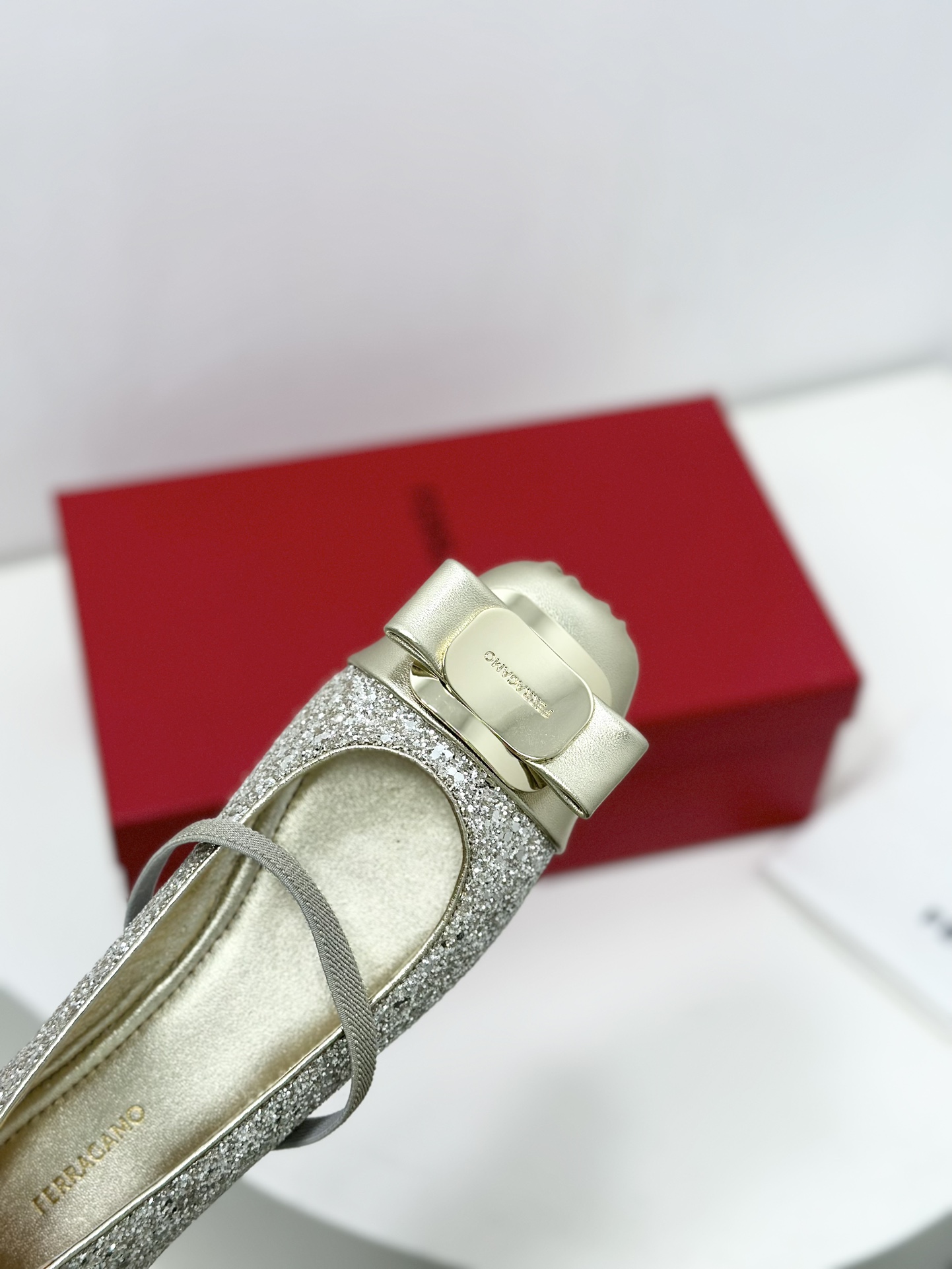 FERRAGA*O菲拉*慕24ss早春款全新Vara蝴蝶结芭蕾舞鞋平底鞋！它的设计非常精致从鞋带到鞋面每