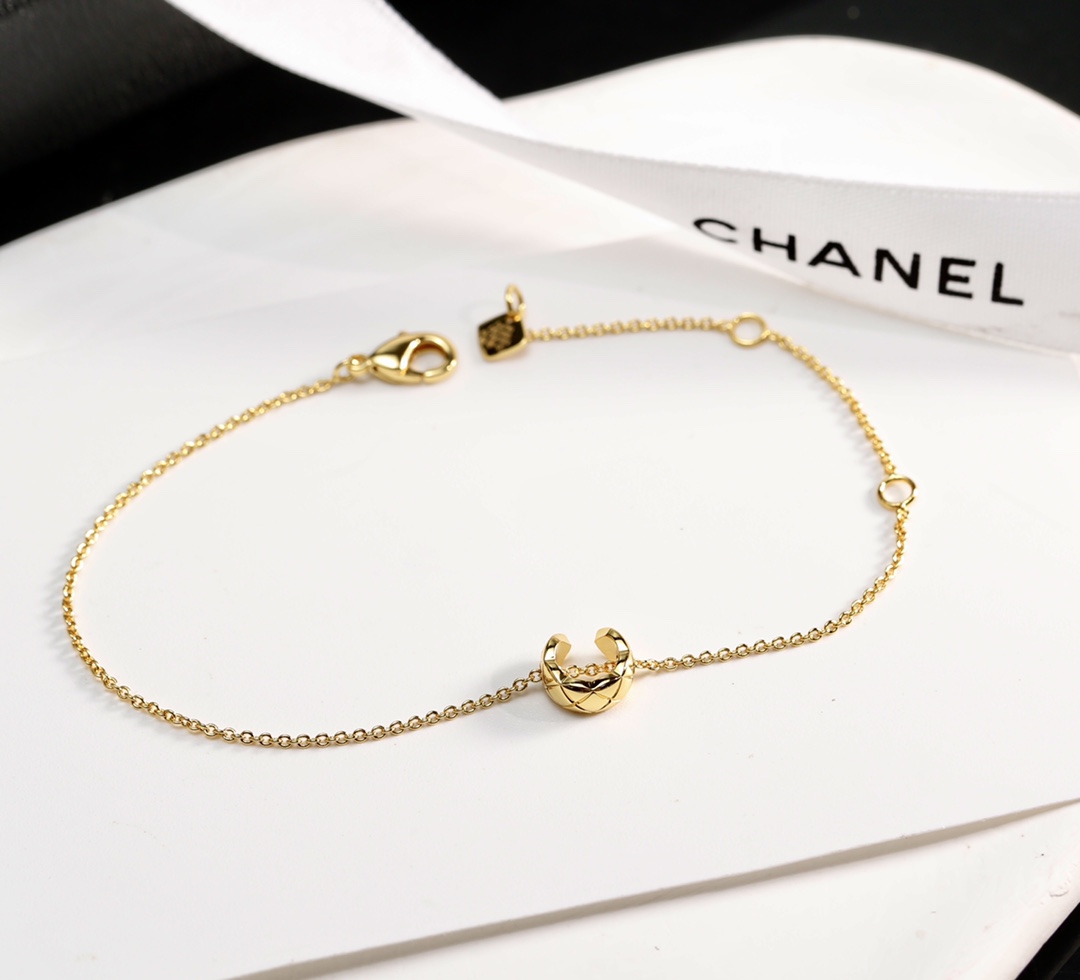 NO:101808,New product recommendations: Coco crush diamond-shaped bracelet COCO CRUSH The new work appears and meets the charm of COCO CRUSH with Jennie. Diamond pattern is one of the most classic design codes of Grandma Xiang’s home. Simple and high-end, Chanel bracelet, chanel, bracelet19860909新品推荐 香奈 Coco crush 菱格纹手链 COCO CRUSH 新作登场与Jennie一同邂逅COCO CRUSH的动人魅力,菱格纹是香奶奶家最经典设计符码之一 简单又高级,香奈儿手链,chanel,bracelet,Jewelry