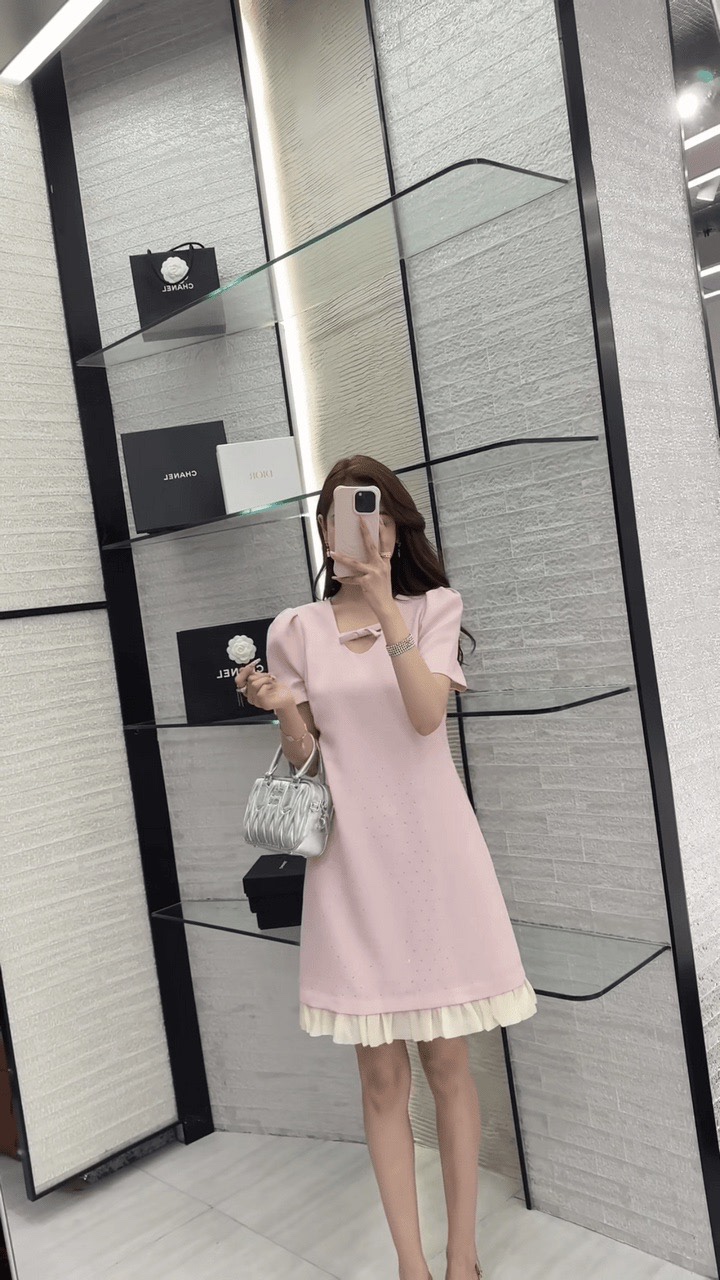 NO:326148,Model number G24070219 MiuMi* Miujia New Style High-end Customized Shining Hot Diamond Ruffle Contrast Color Spliced ​​Bow Touch Sweet and Slim Slim Short-sleeved Dress with Pockets on both sides!  Pink, black, (Size S bust 86, sleeve length 23, skirt length 89) hair, miumiu, skirt length, T-shirt, alexander wang19860909款号G24070219 MiuMi*缪家新款 高端定制闪耀烫钻荷叶边撞色拼接蝴蝶结气质甜美微收腰显瘦短袖连衣裙,两侧有口袋！粉色、黑色、（S码胸围86,袖长23,裙长89）发,,miumiu,skirts,T-shirt,alexander wang,Women's clothing