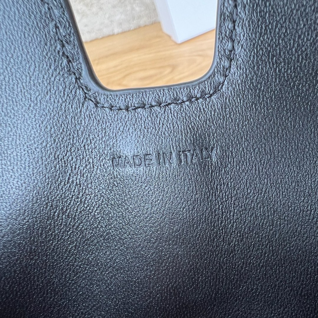 新品Mini16小挎包，这次区别于之前的平纹皮，采用的是耐糙的荔枝纹皮，更显质感，别看小巧，但是容量可人