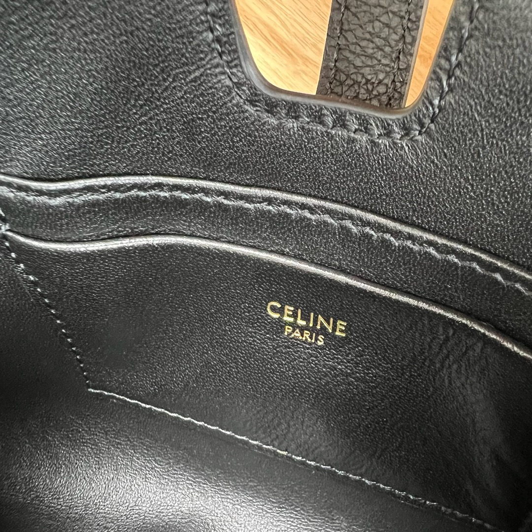 新品Mini16小挎包，这次区别于之前的平纹皮，采用的是耐糙的荔枝纹皮，更显质感，别看小巧，但是容量可人