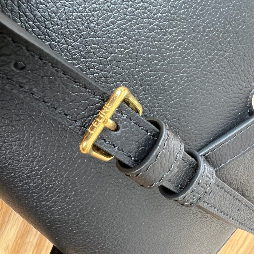 新品Mini16小挎包，这次区别于之前的平纹皮，采用的是耐糙的荔枝纹皮，更显质感，别看小巧，但是容量可人