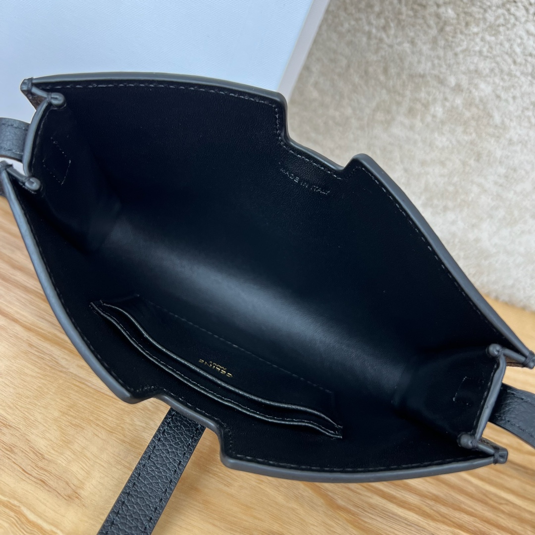 新品Mini16小挎包，这次区别于之前的平纹皮，采用的是耐糙的荔枝纹皮，更显质感，别看小巧，但是容量可人